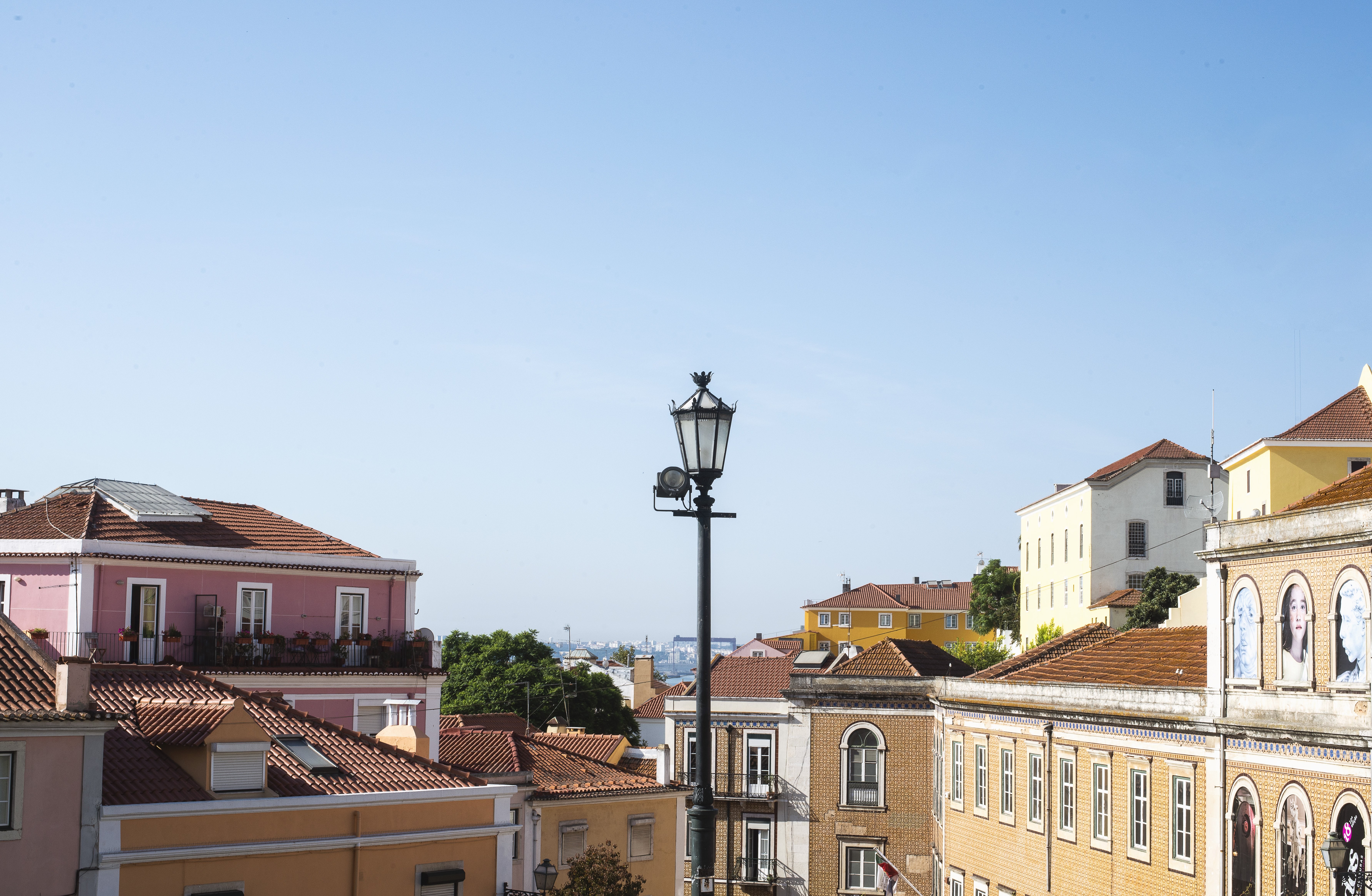 Un seul lampadaire au milieu de maisons colorées Photo