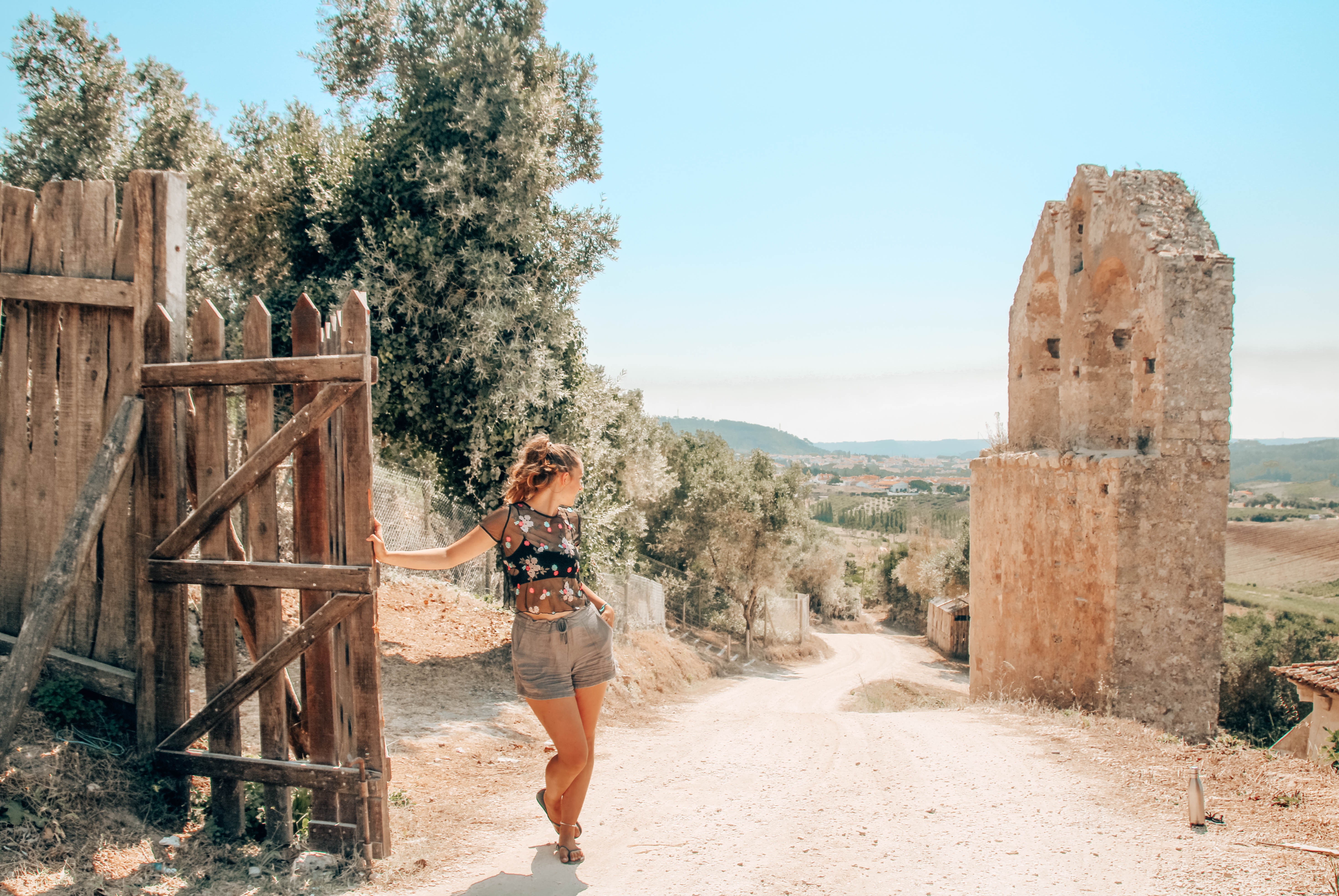 La donna riposa su una lunga passeggiata attraverso la campagna Photo