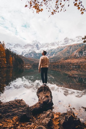 Persona mira hacia las montañas blancas en la foto de otoño