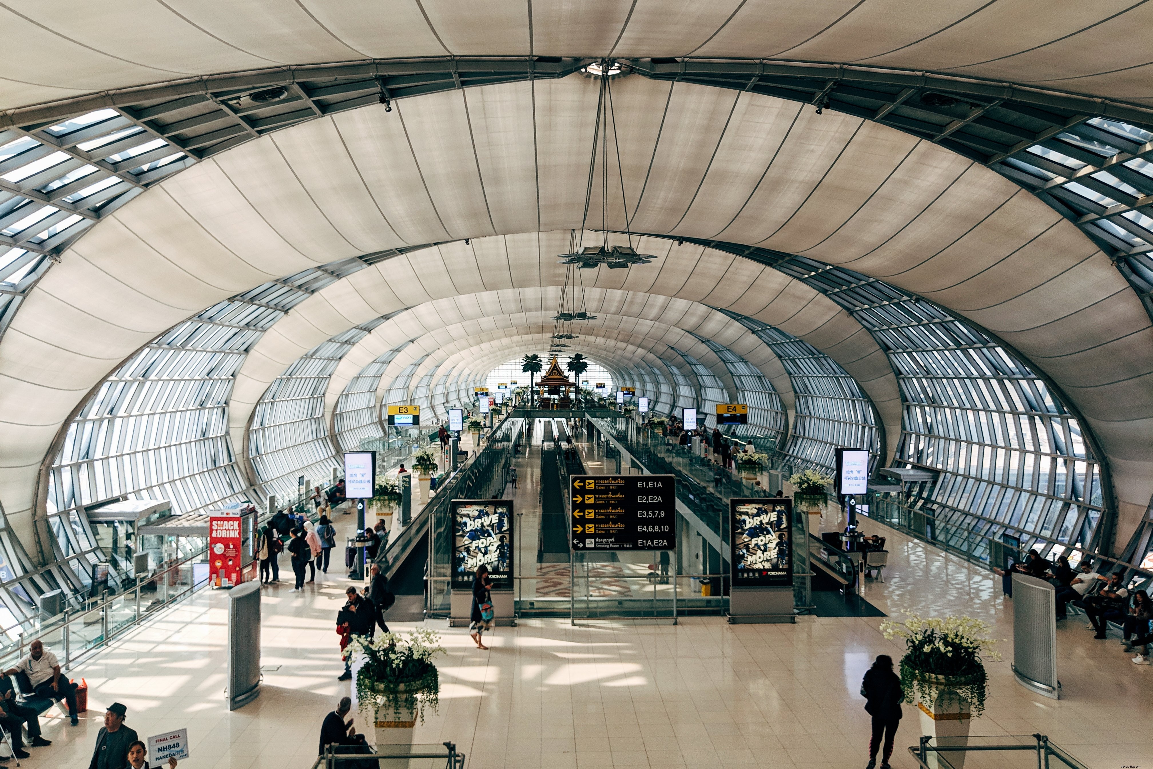 忙しい空港ターミナルの廊下写真