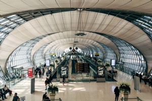 Foto do corredor do terminal movimentado do aeroporto