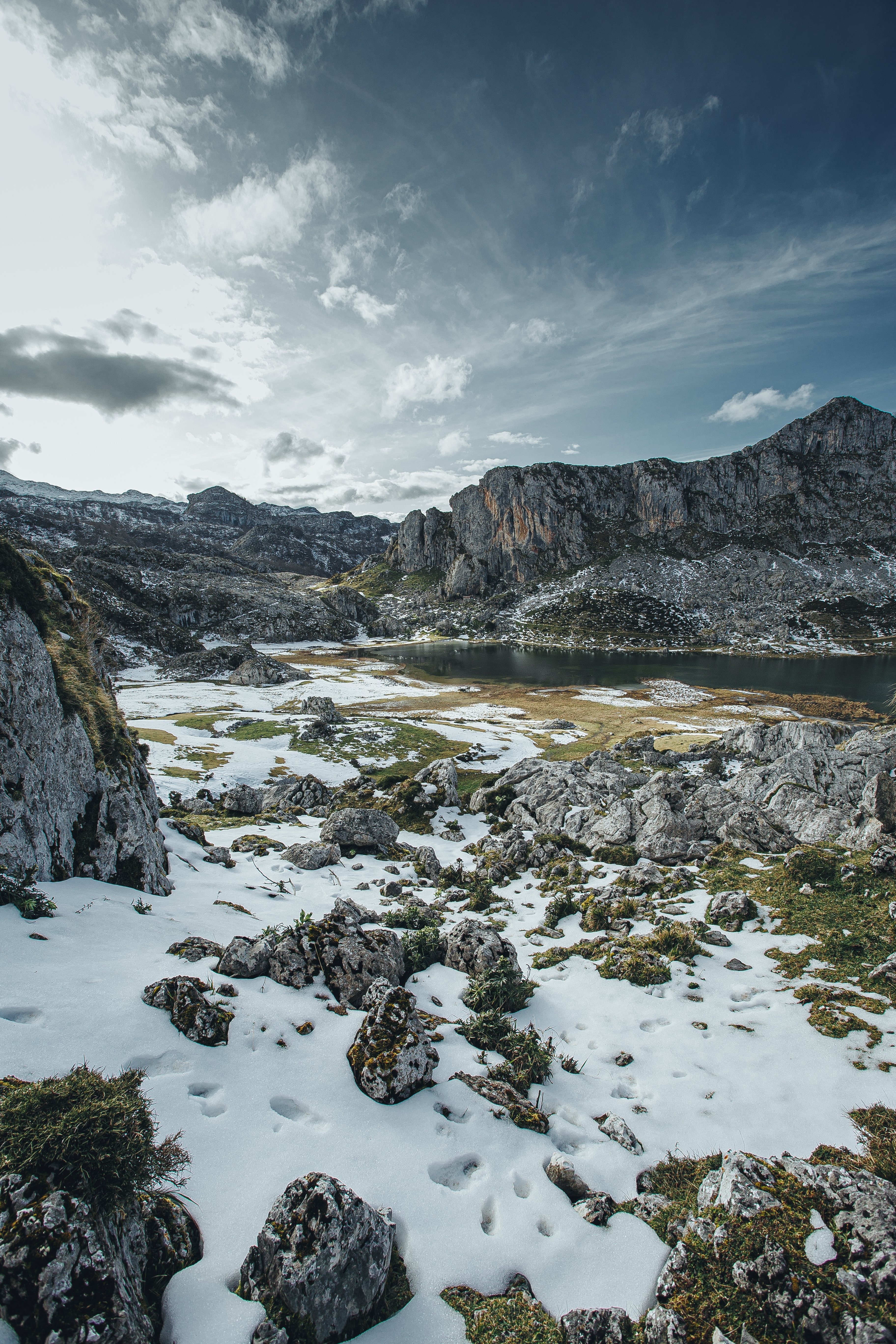 Sendero cubierto de nieve debajo de la foto de las montañas