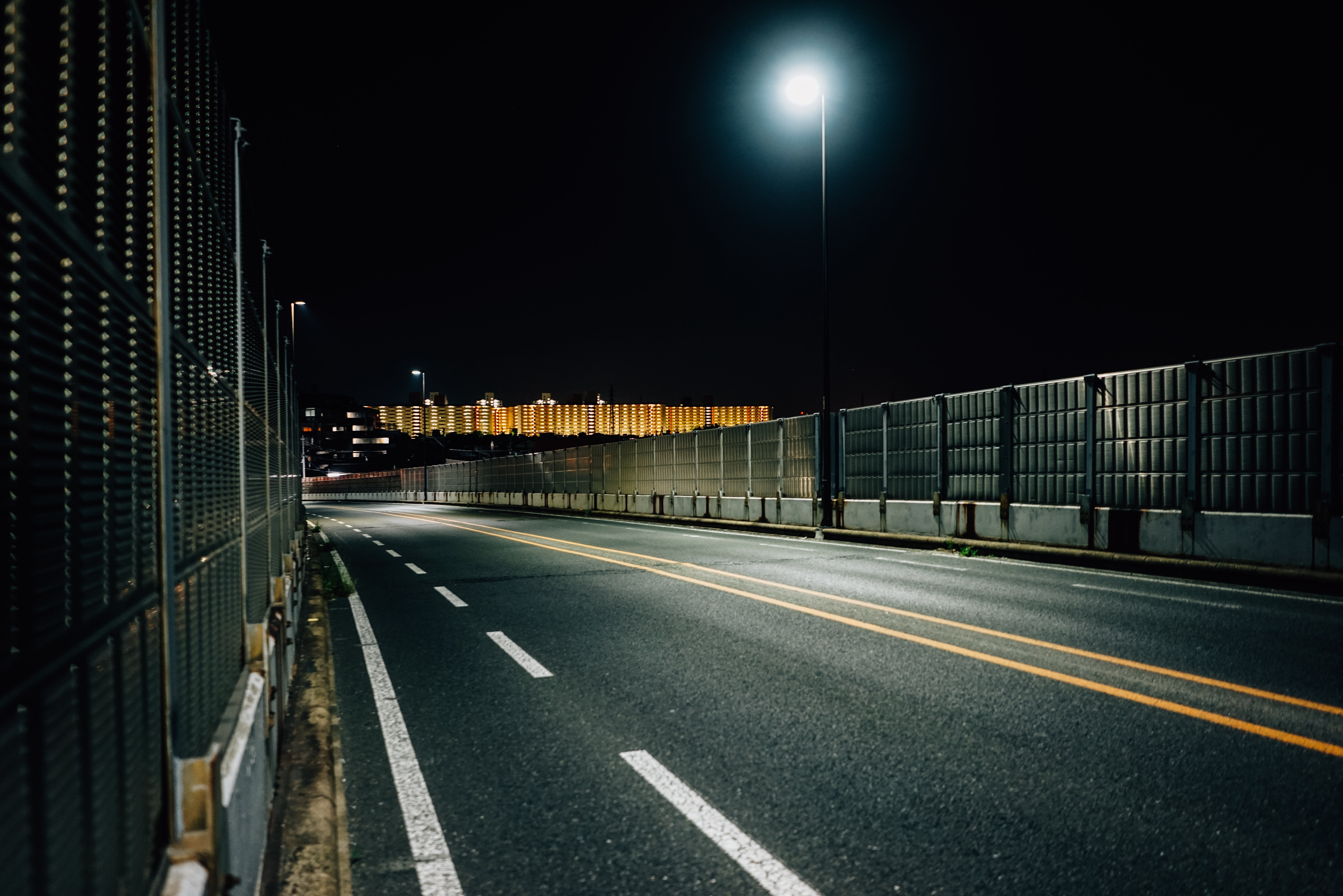 Foto de rodovia vazia e fechada à noite