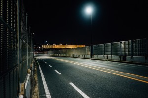 Carretera vacía y cerrada en la noche Foto