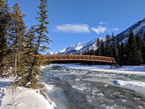 Foto de un puente de un río congelado