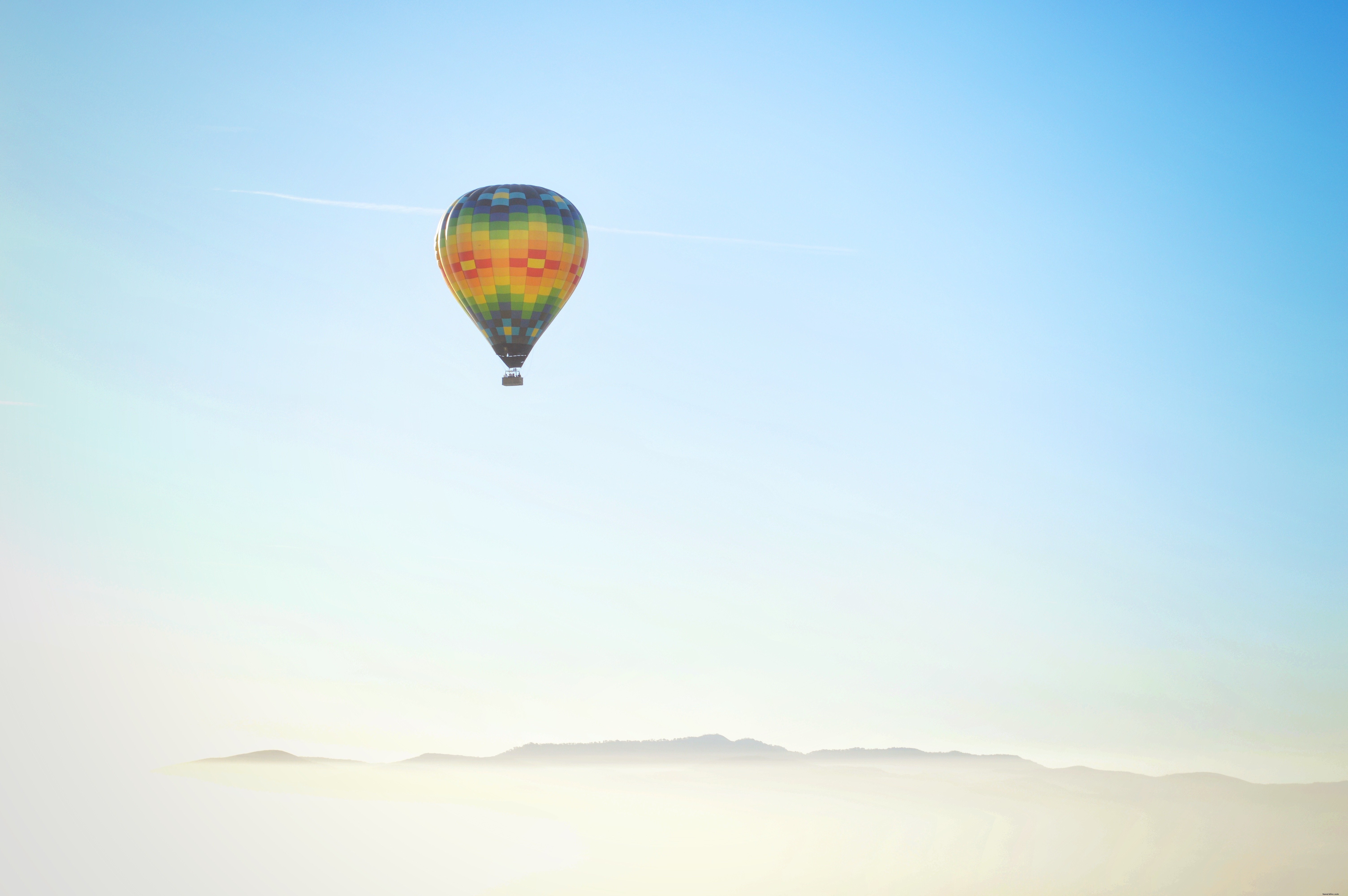 大気中に上昇する熱気球写真