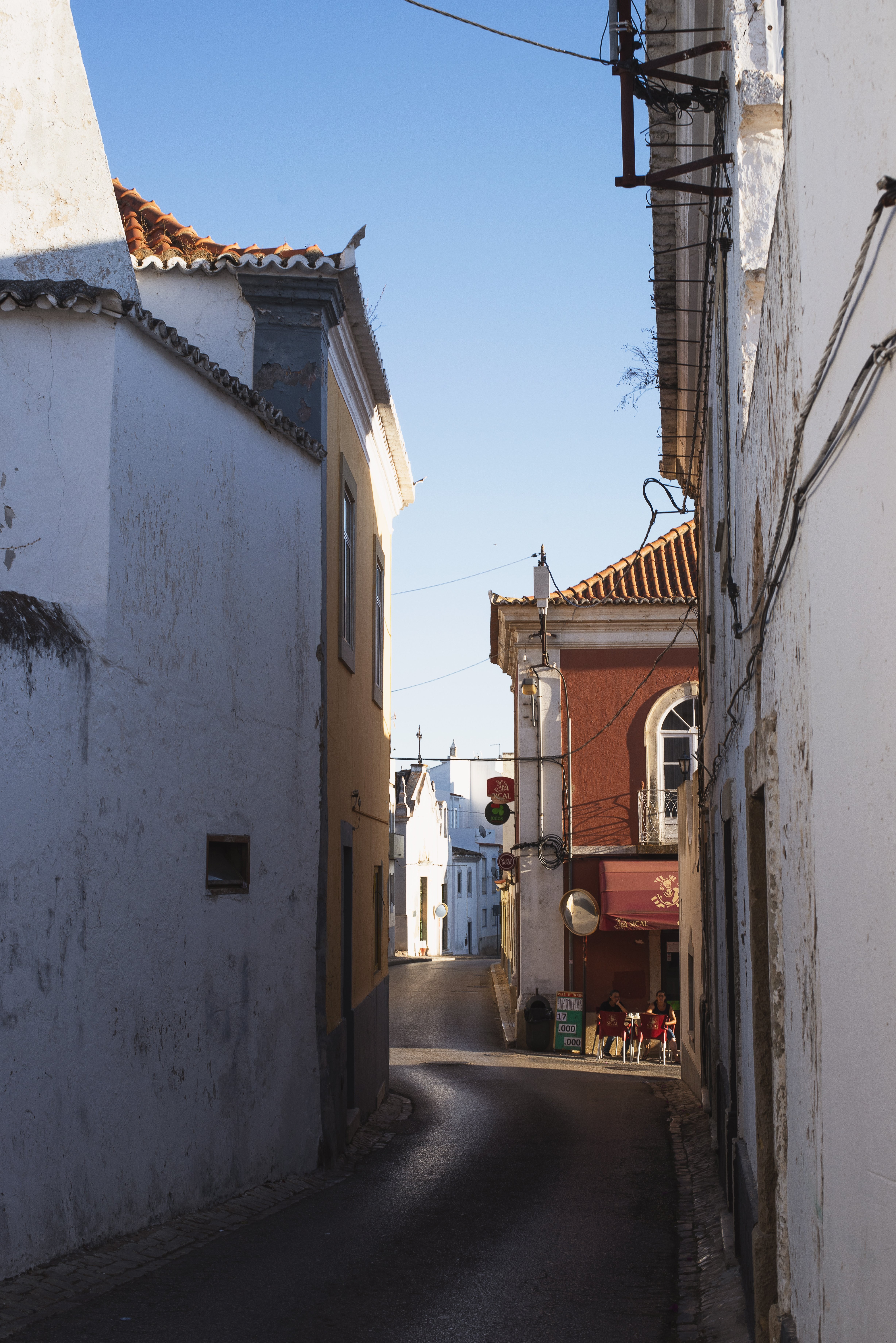 Foto de uma rua sombria protegida da luz solar