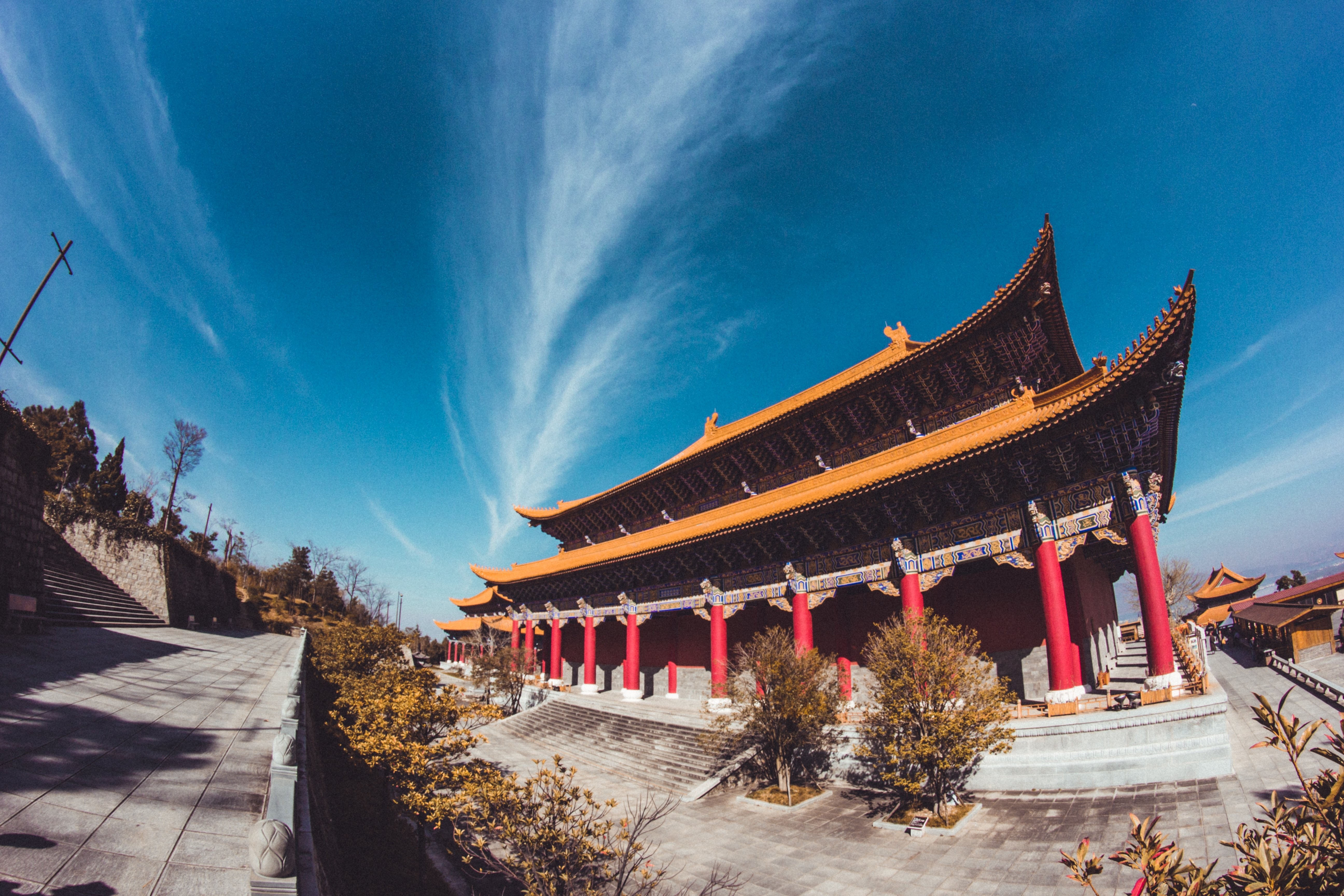 Foto grande angular do templo chinês