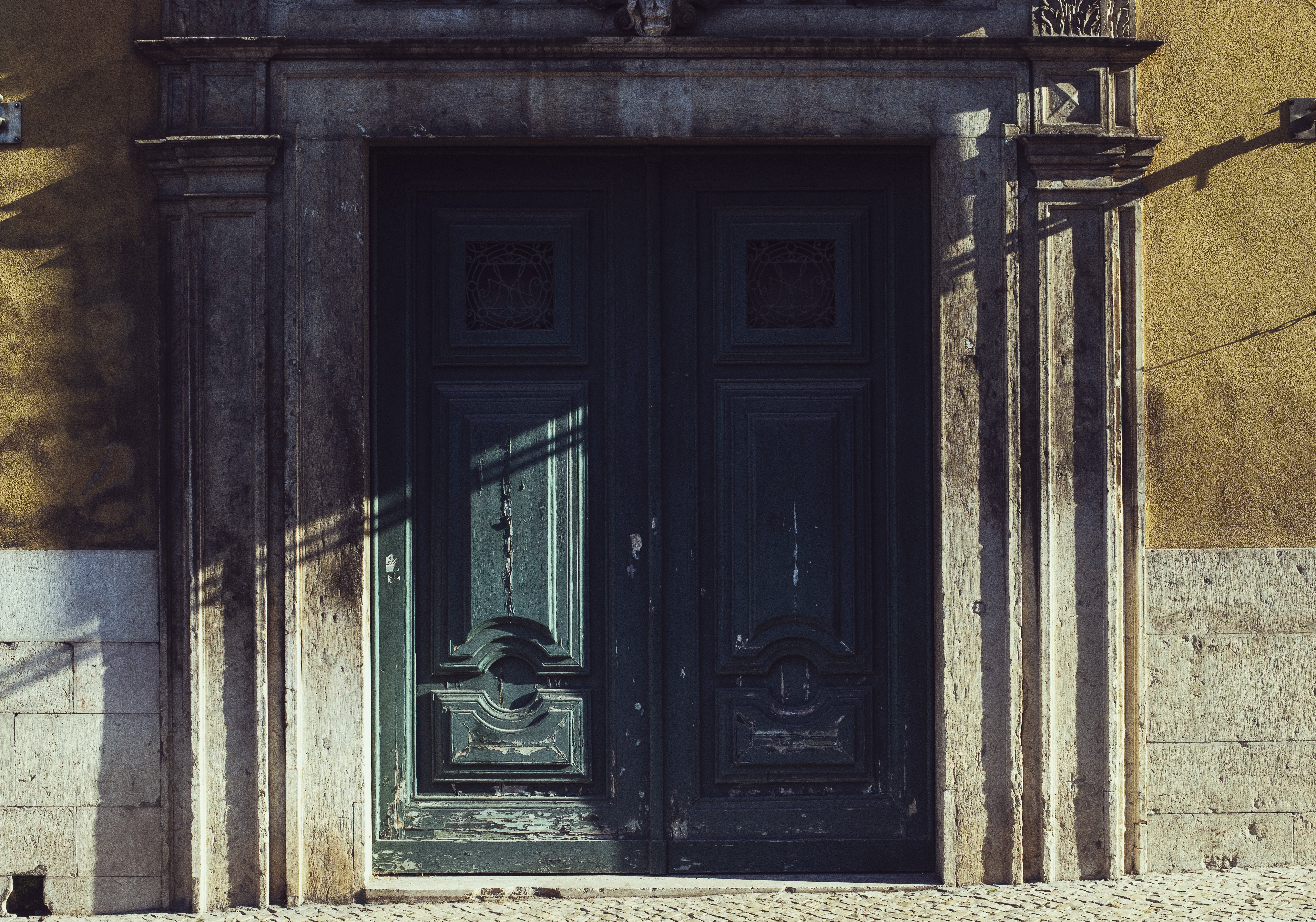 光の写真をキャッチする歴史的建造物のドア