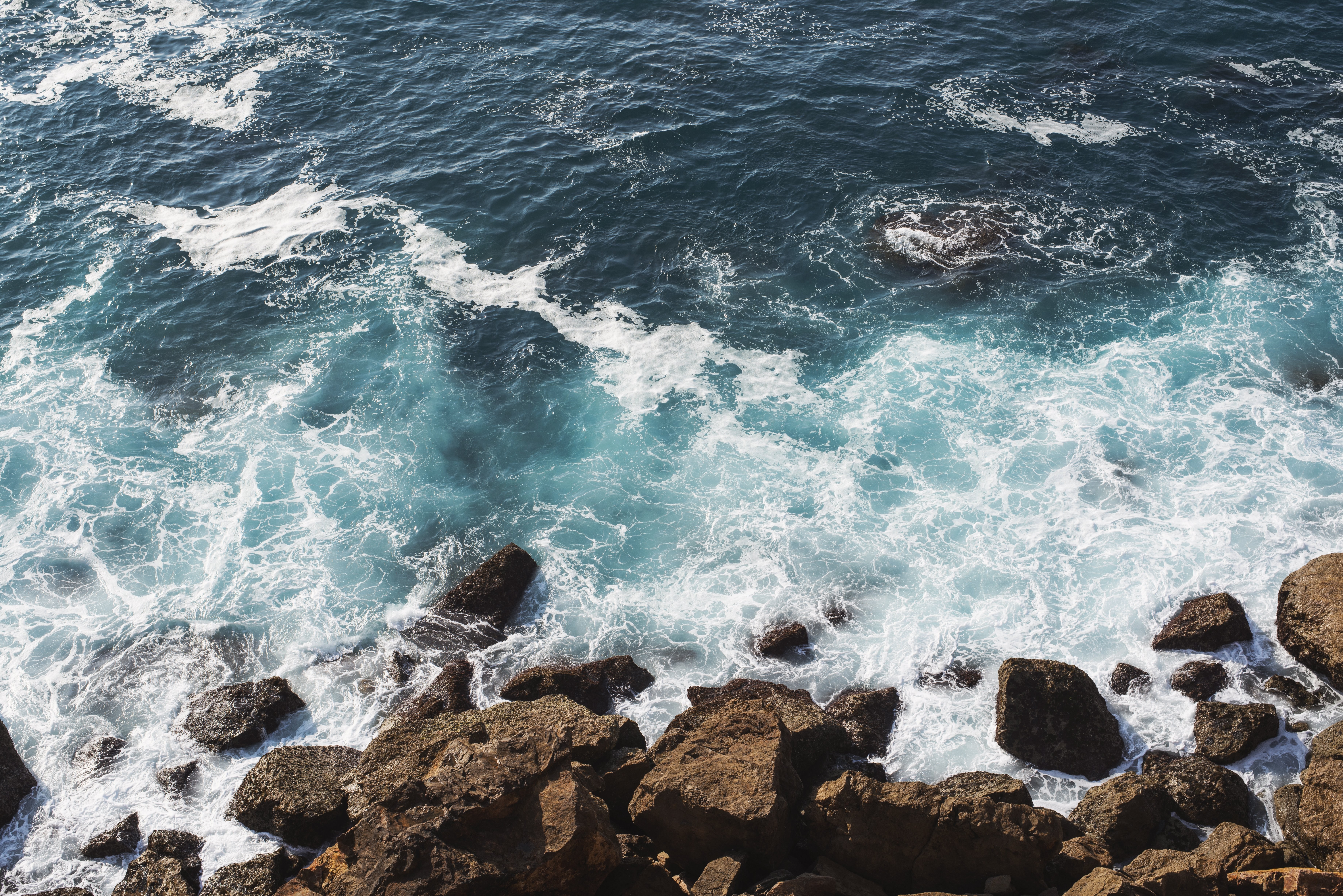 Olas rompen sobre las rocas en la costa Foto