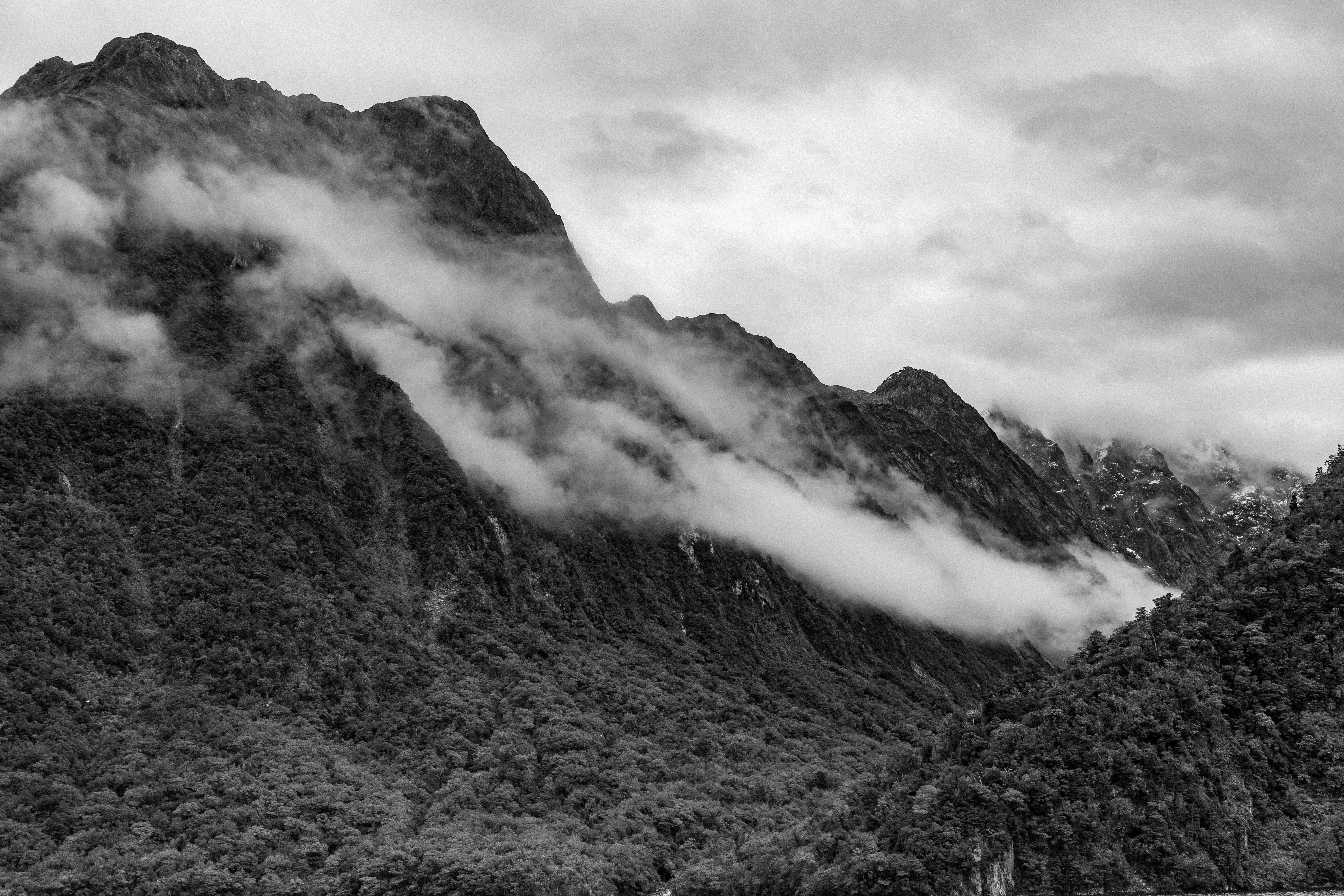 Imagem em preto e branco da névoa sobre as montanhas.