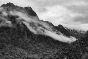 山の上の霧の黒と白の画像写真