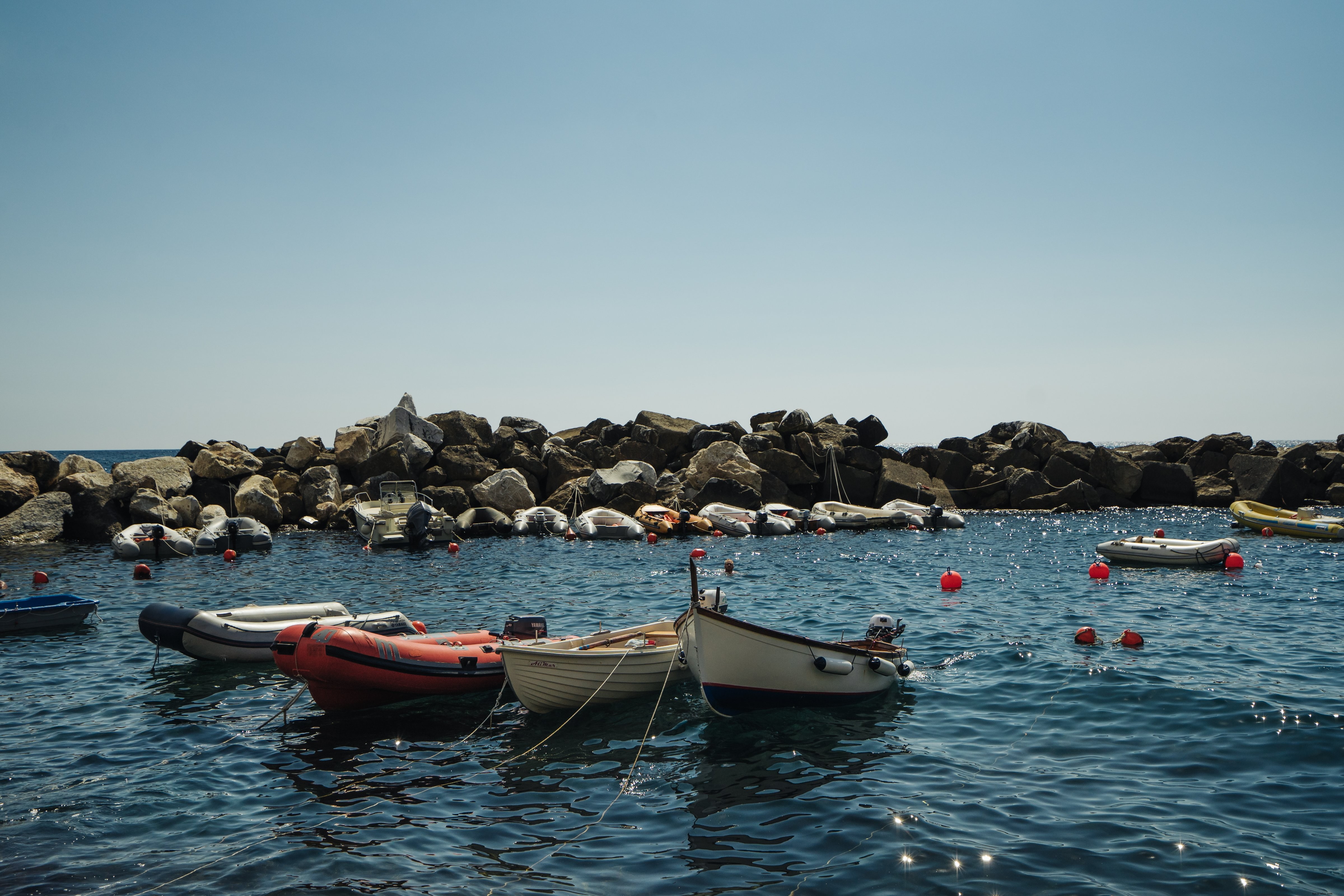 Foto di barche in una baia rocciosa