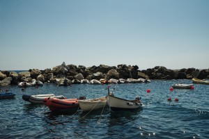 Foto de barcos em uma enseada rochosa