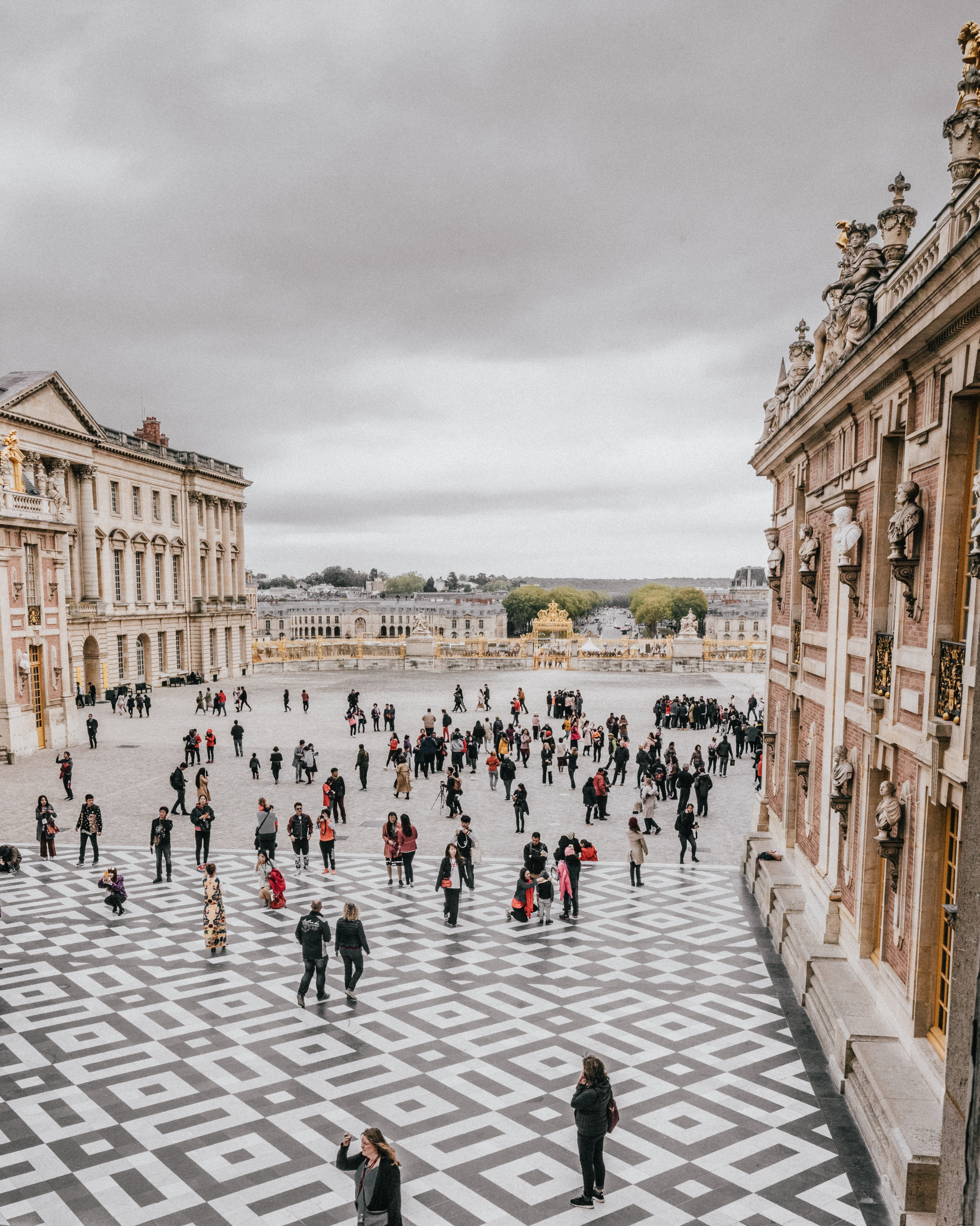 Foto de grupos de turistas no pátio do museu