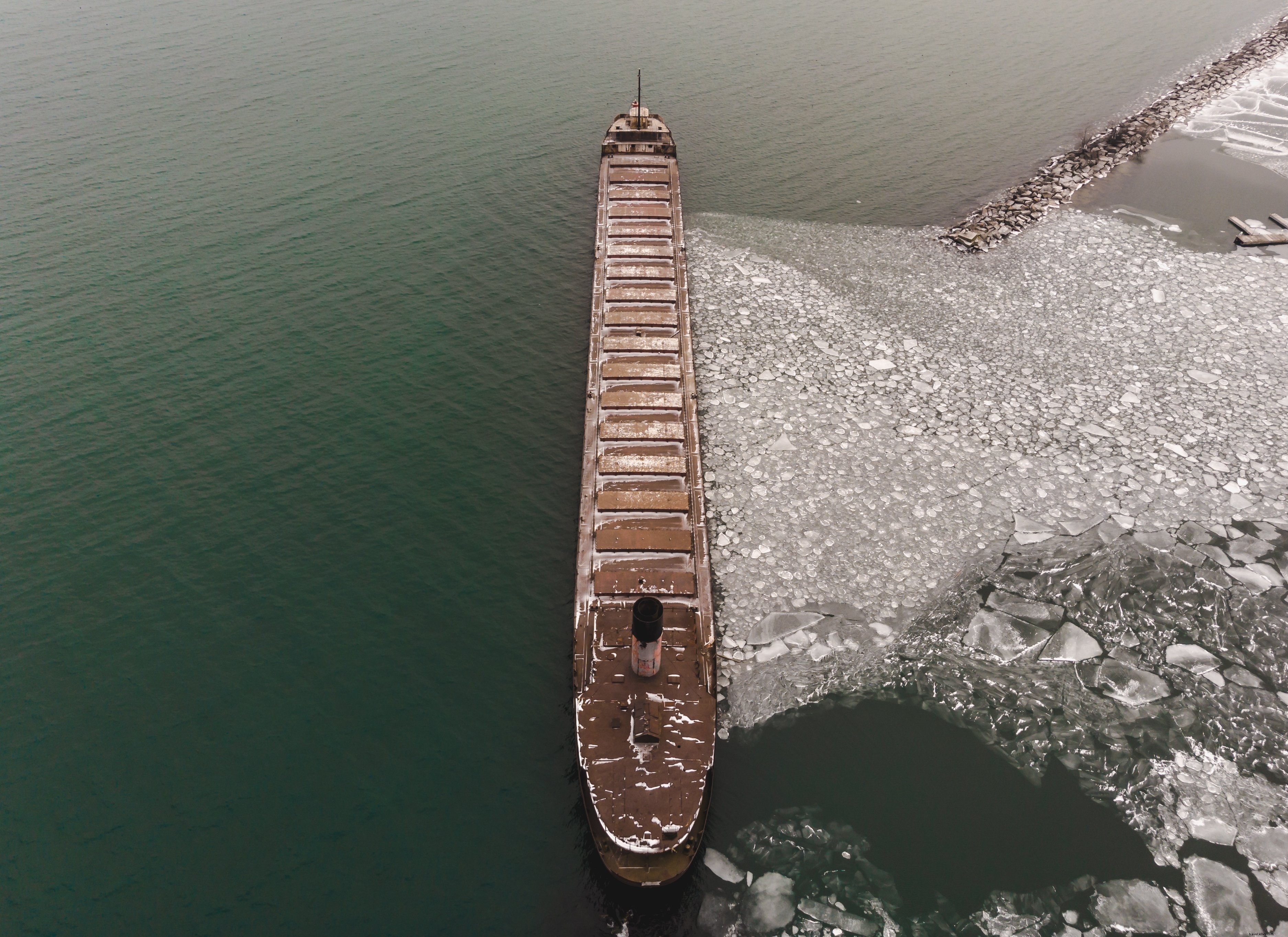 Um navio impede que o gelo flutue para longe - foto