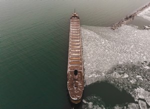 船が氷が浮かぶのを止める写真