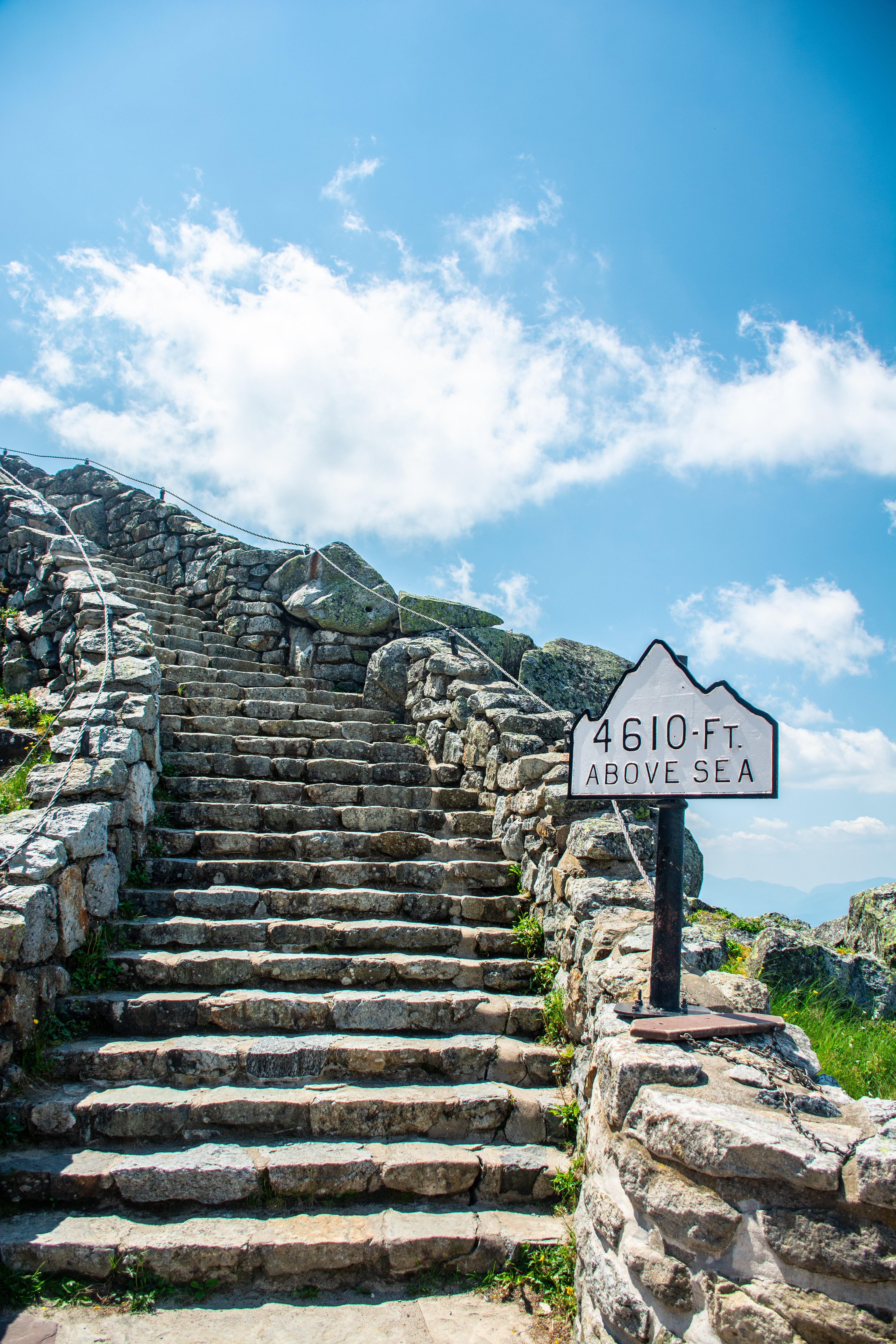 Stony Steps s élèvent pour rencontrer une photo de ciel bleu