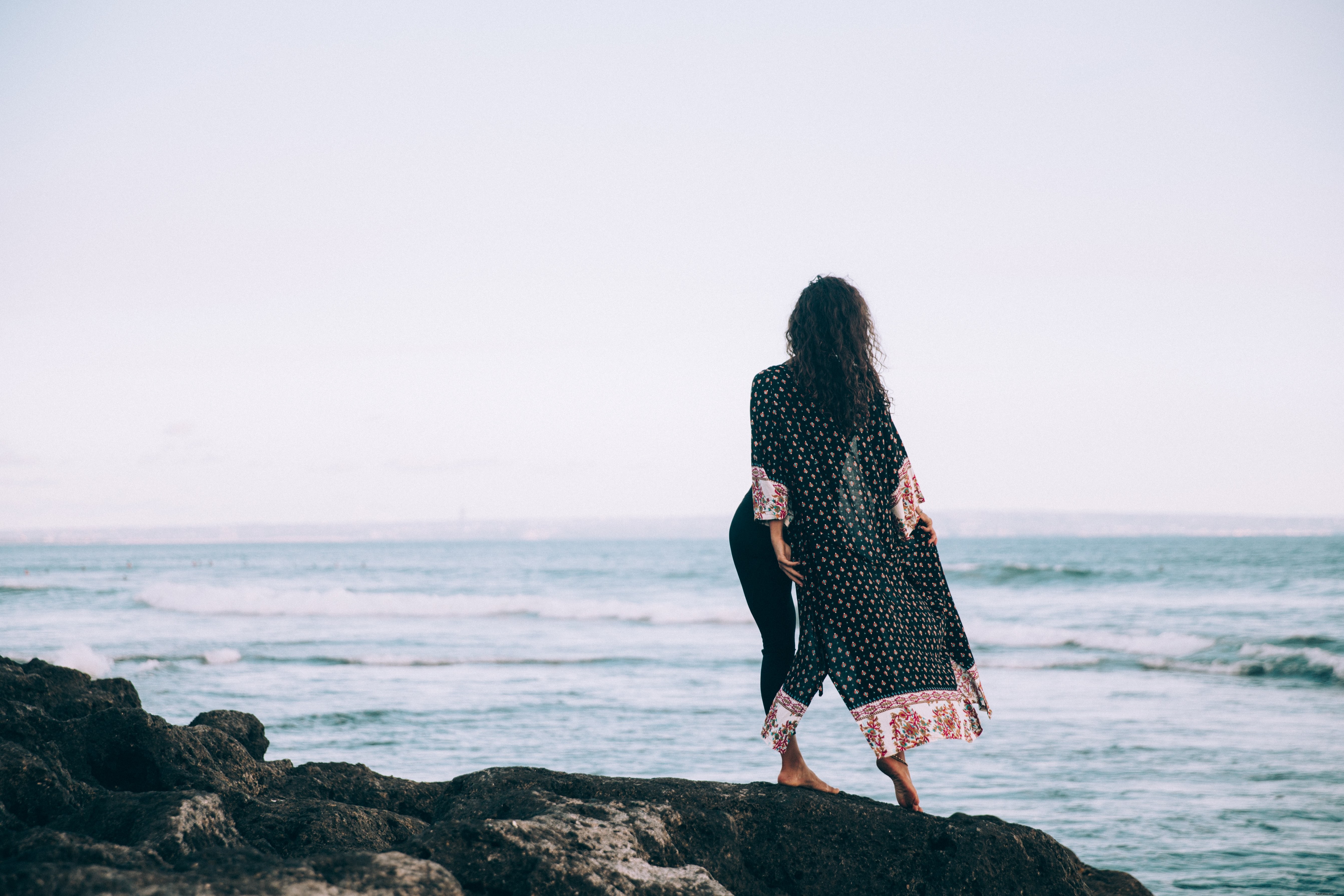 Une femme en robe à motifs fluides se tient près de Waters Edge Photo