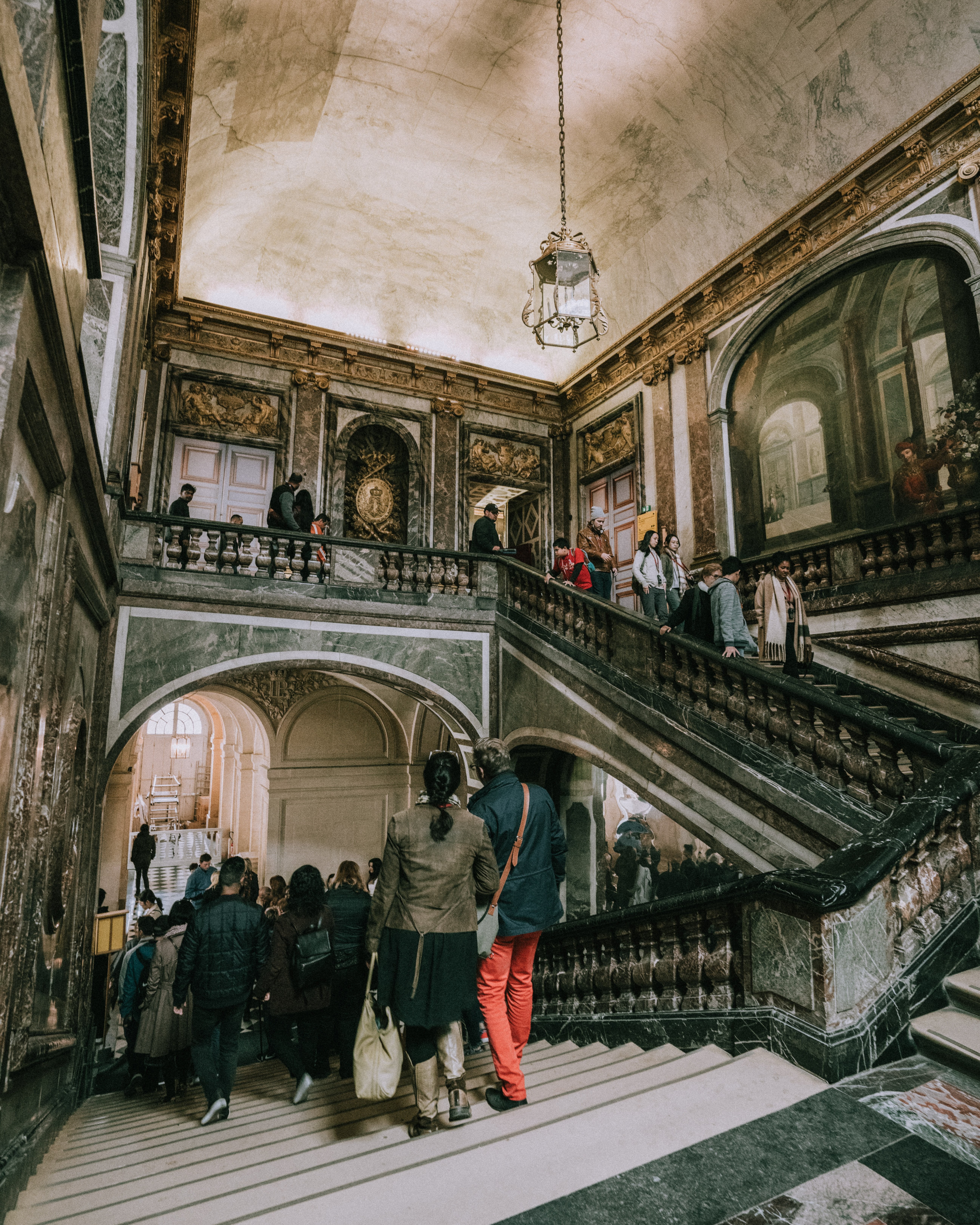 Descendo a grande escadaria no museu francês Foto