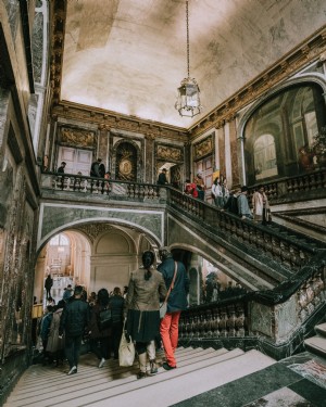 フランスの美術館の写真で大階段を降りる