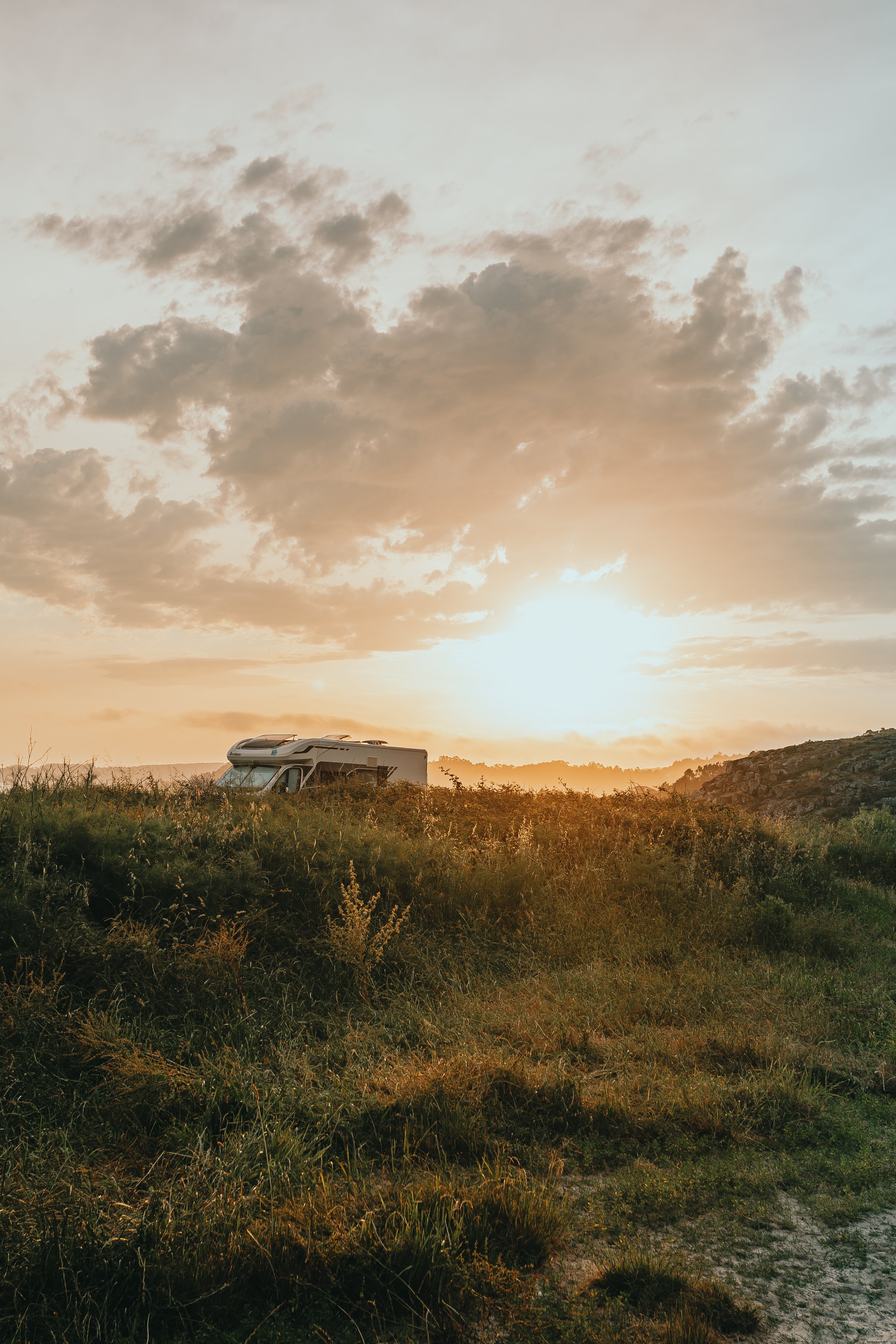 Foto de campervan sob o nascer do sol matinal