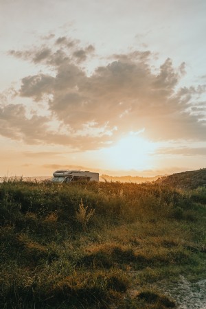 Camping-car sous le lever du soleil du matin Photo
