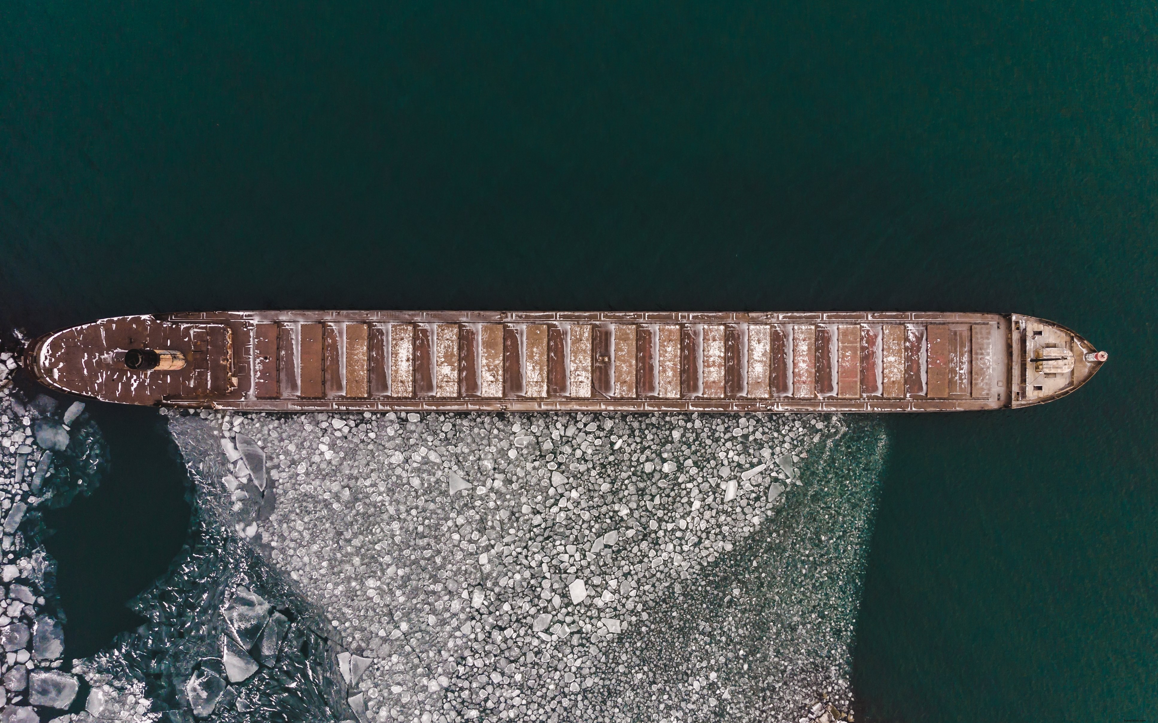 Foto de un barco viejo que crea una barrera de hielo