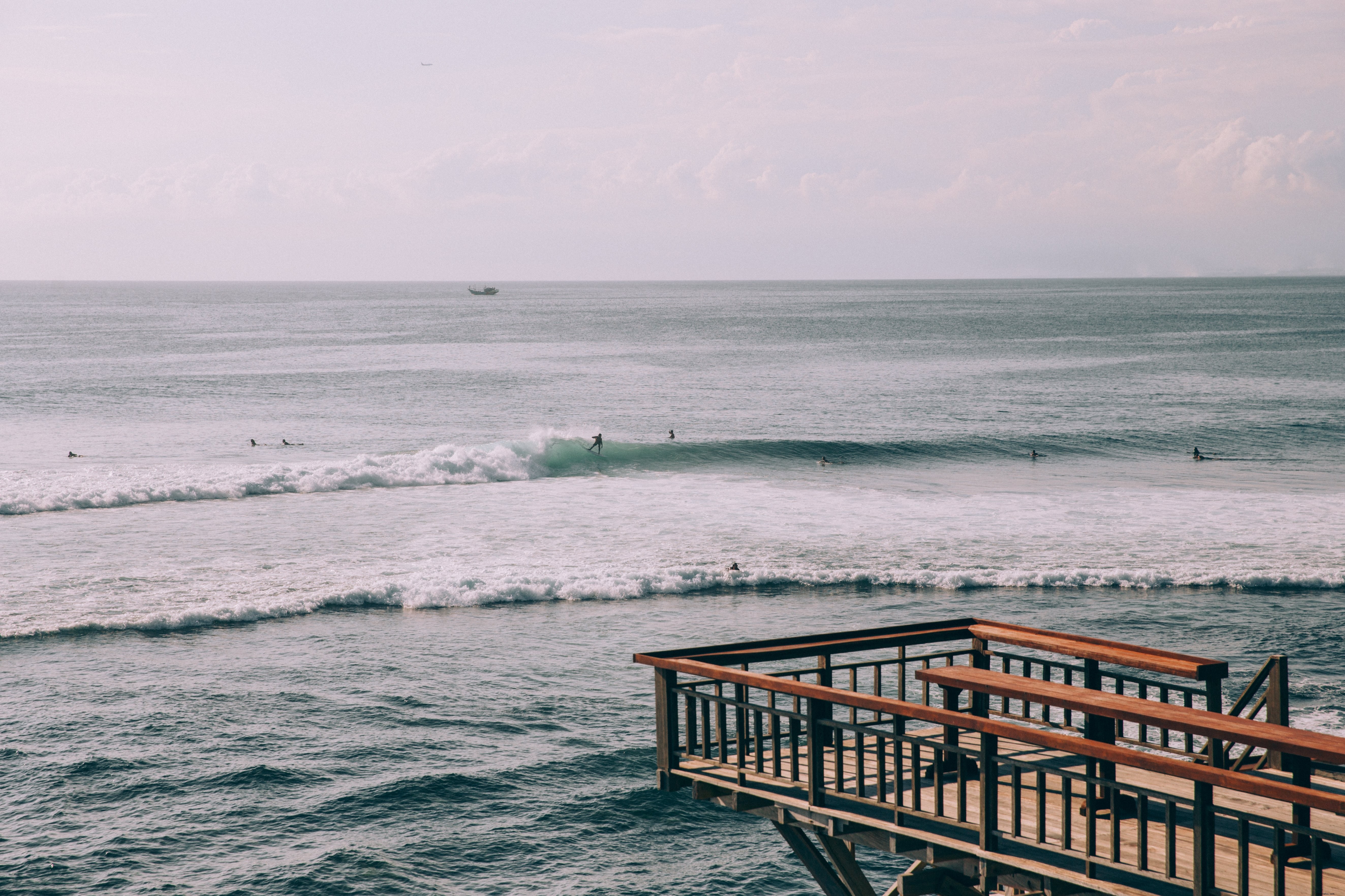 Gentle Rolling Waves culla Avid Surfers Photo