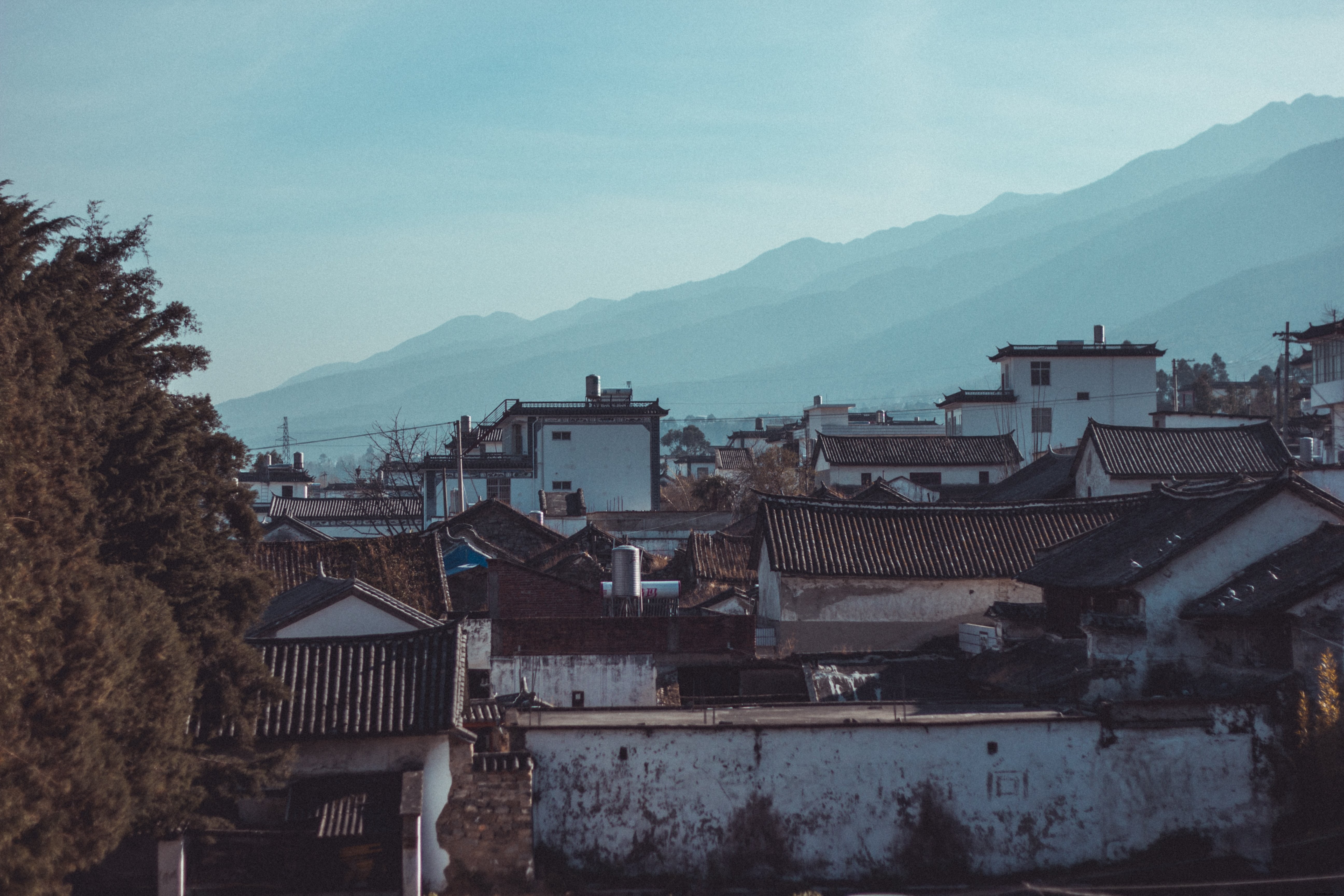 Foto de aldeia na China abaixo da encosta