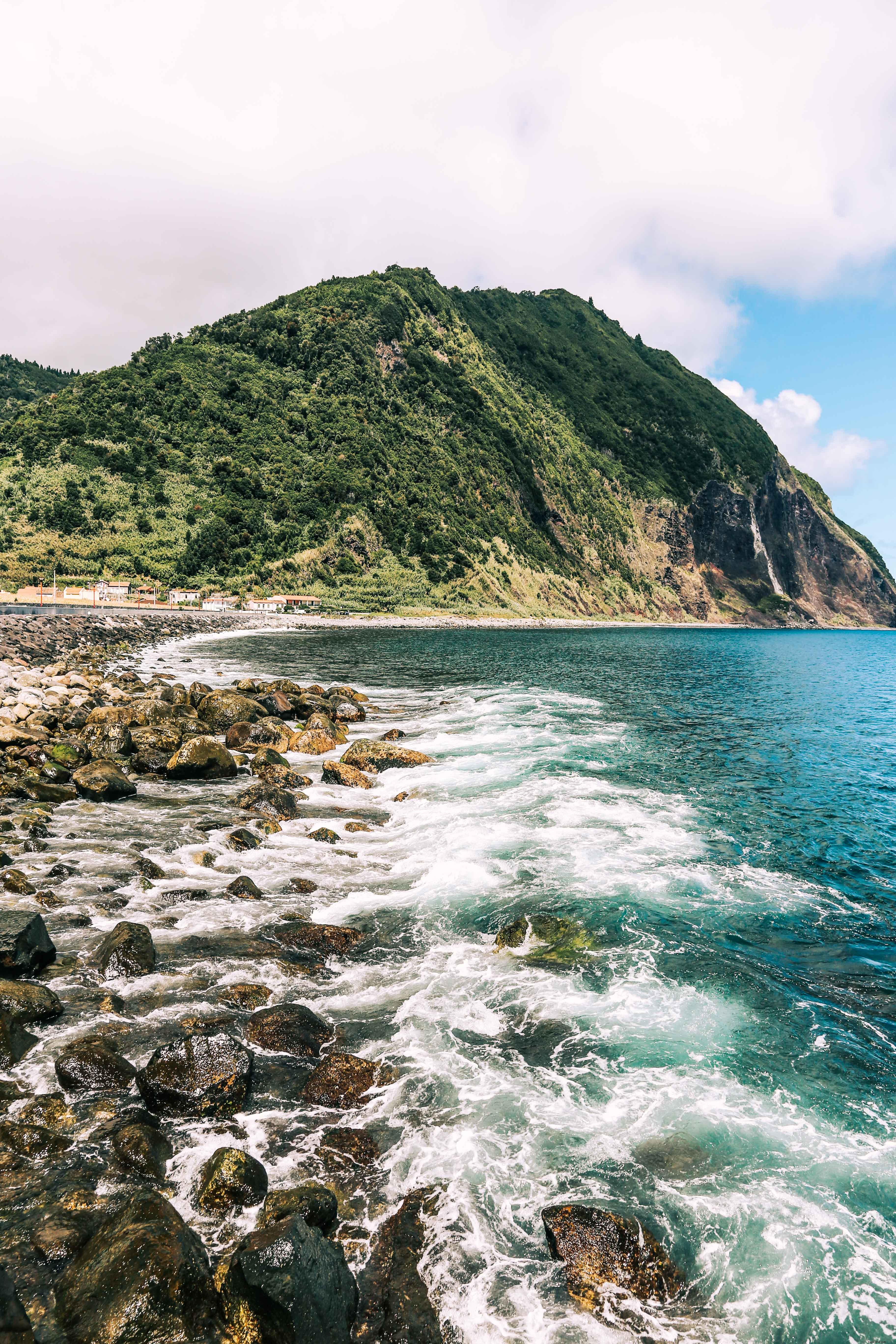 Le clapotis des vagues au pied de la montagne Photo