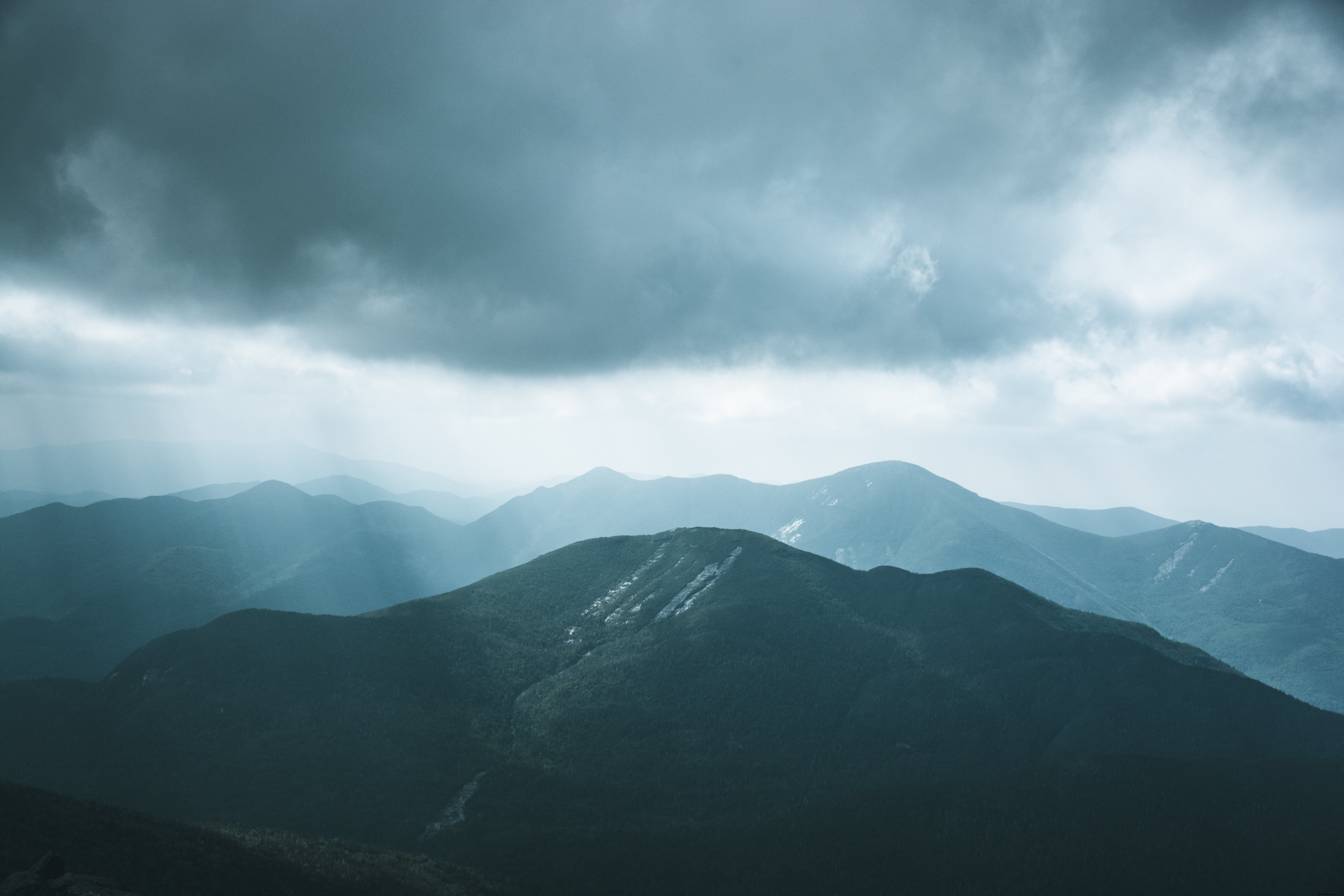 La luz del sol atraviesa las nubes brumosas Foto