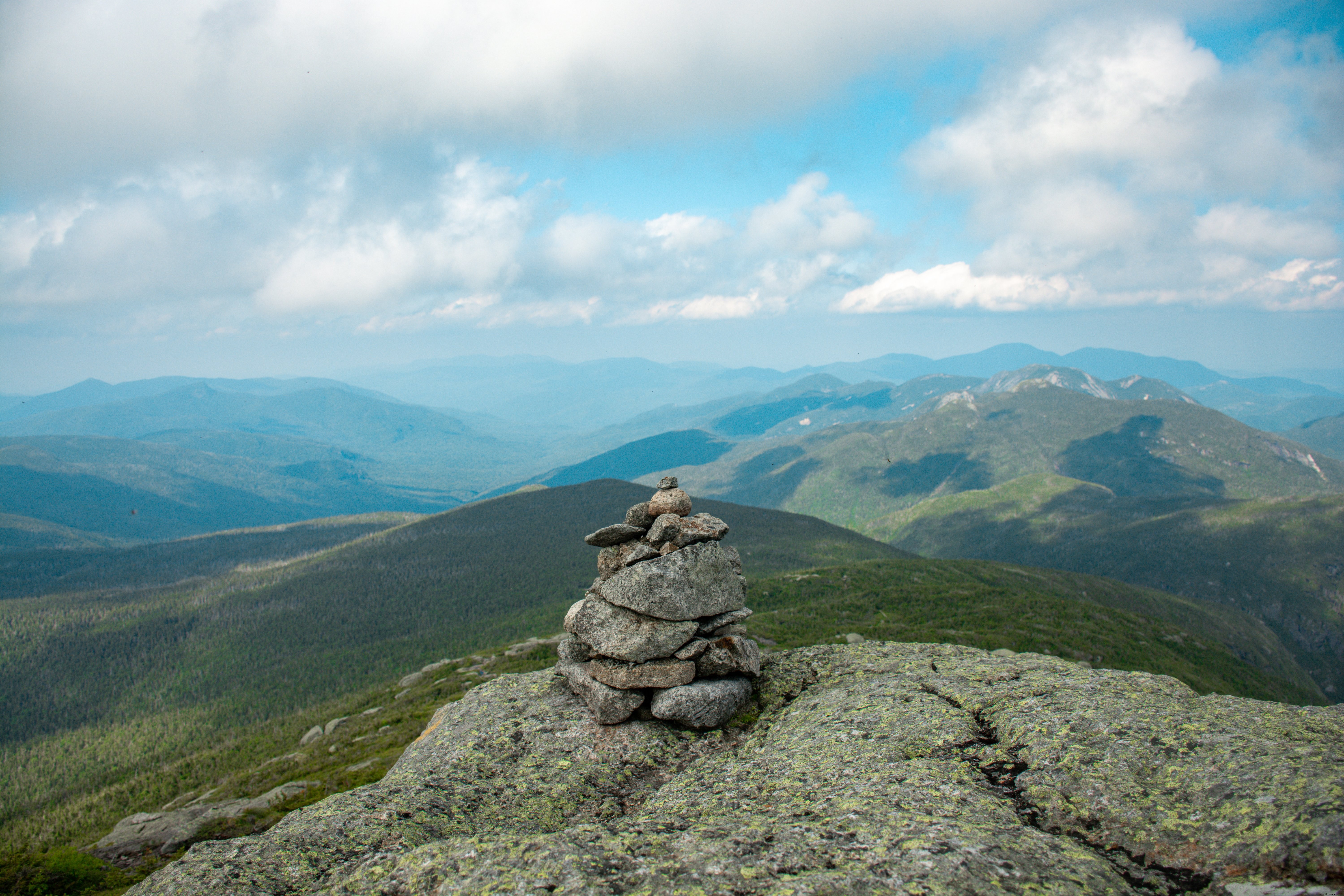 Un petit tas de galets au sommet d une photo de montagne