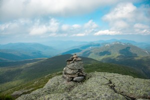 Una pequeña pila de guijarros en la cima de una foto de montaña
