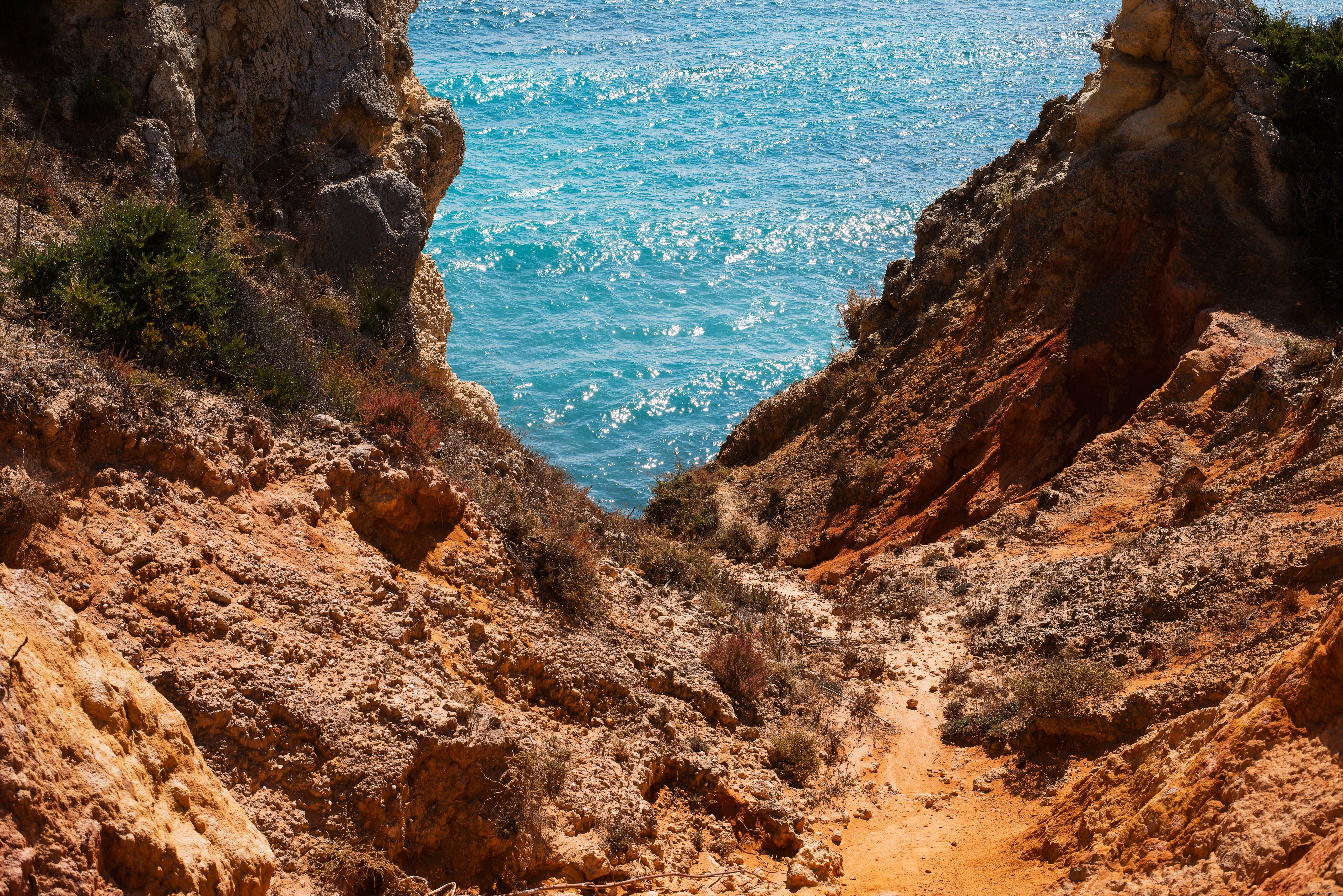 Una vista del mare da una scogliera rocciosa Foto