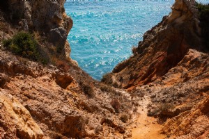 Une vue sur la mer depuis une photo de côté falaise rocheuse