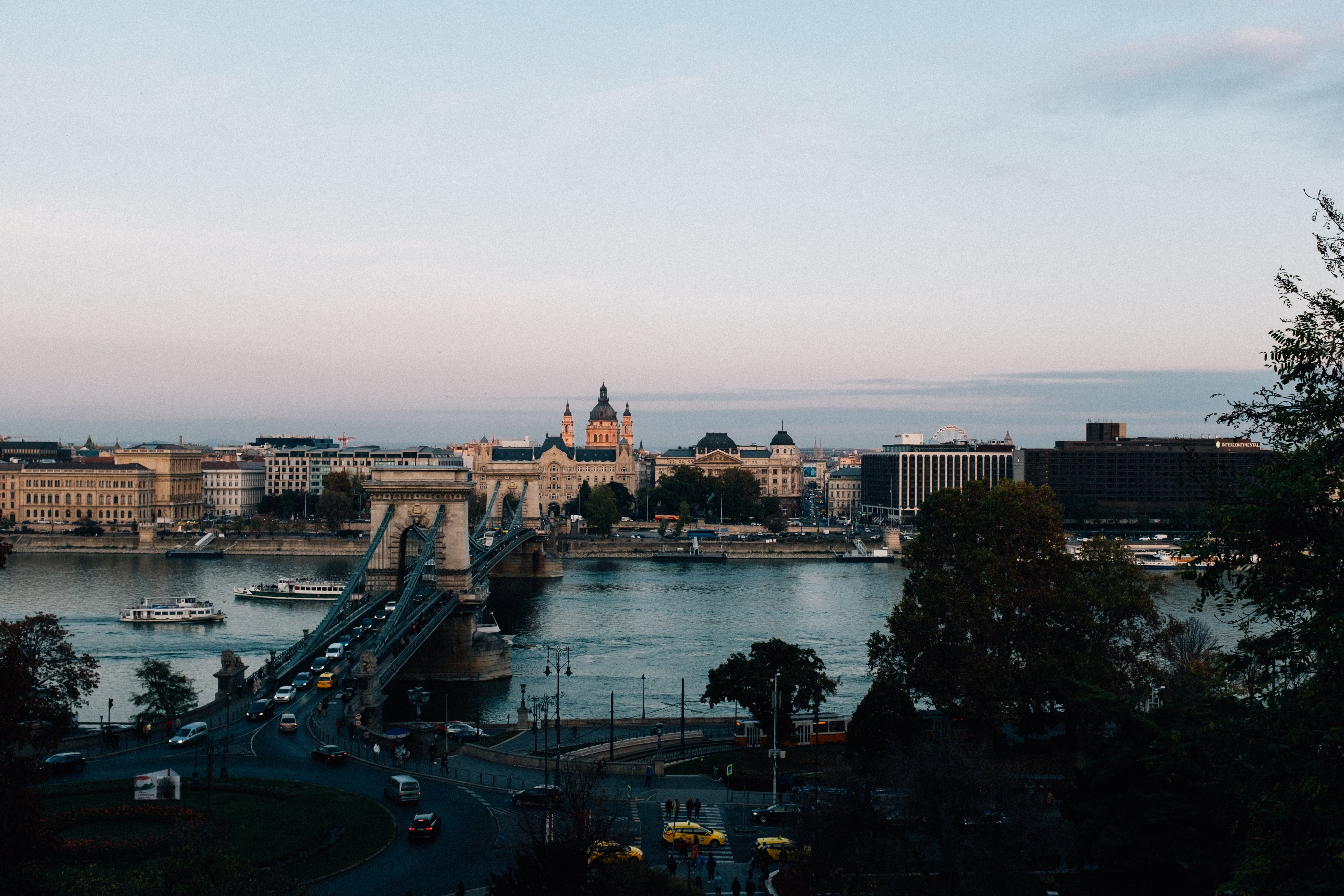 Ville pittoresque au coucher du soleil Photo