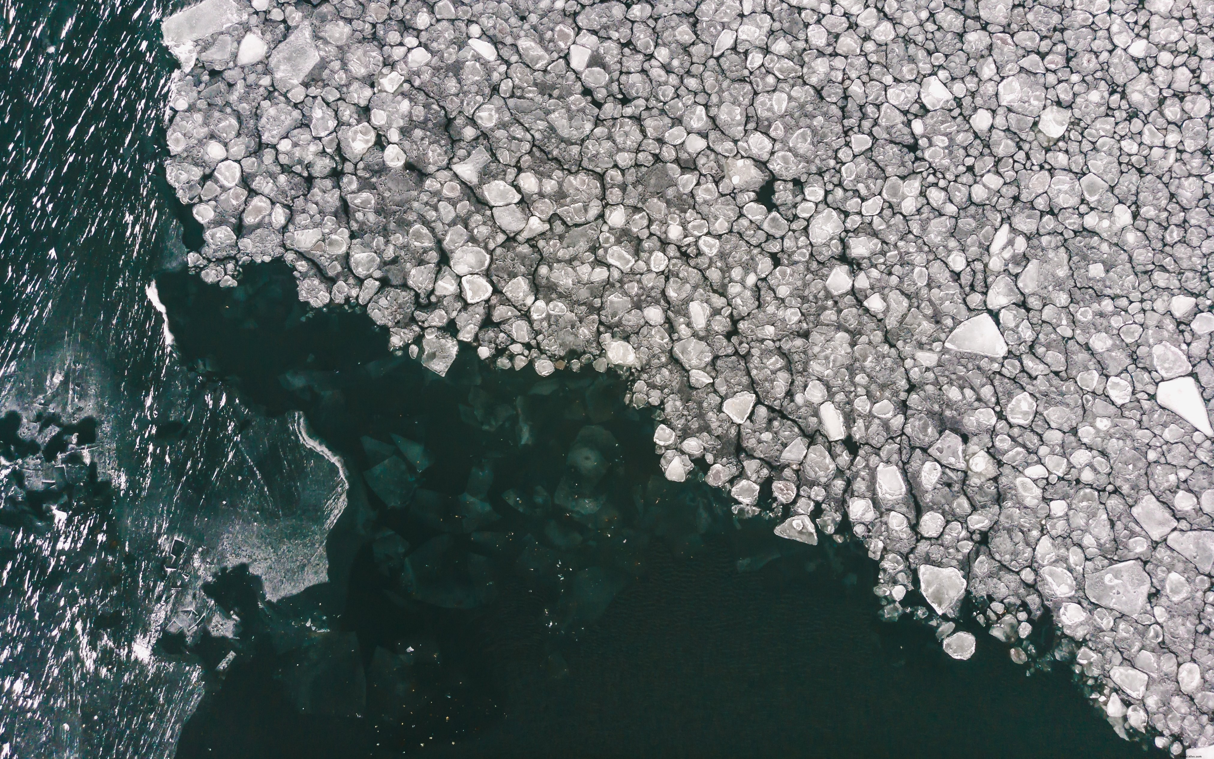 Ghiaccio sull acqua che si rompe foto