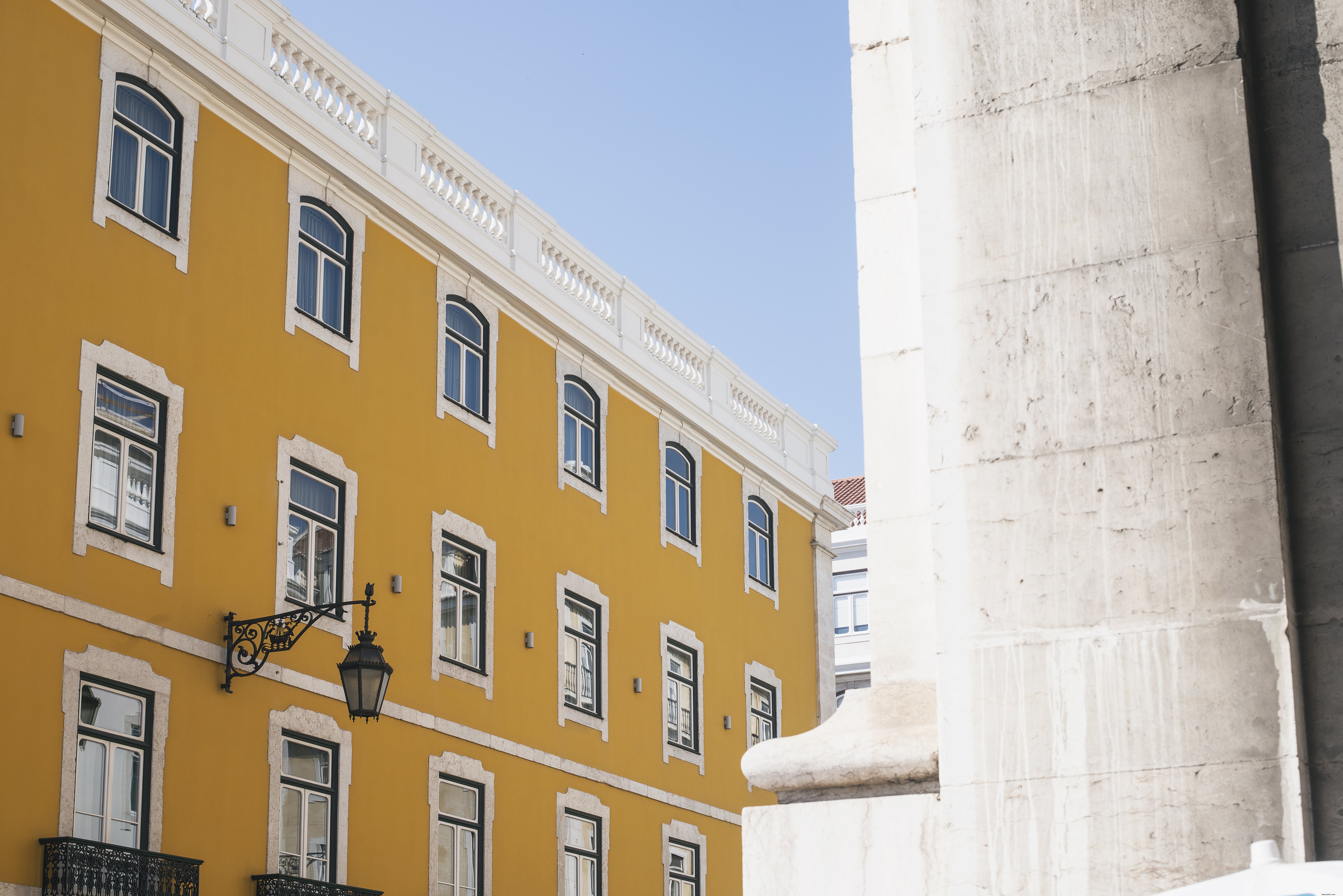 Edifício amarelo vibrante sob uma foto de céu azul claro