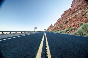 Une femme se tient au milieu d une photo de route du désert