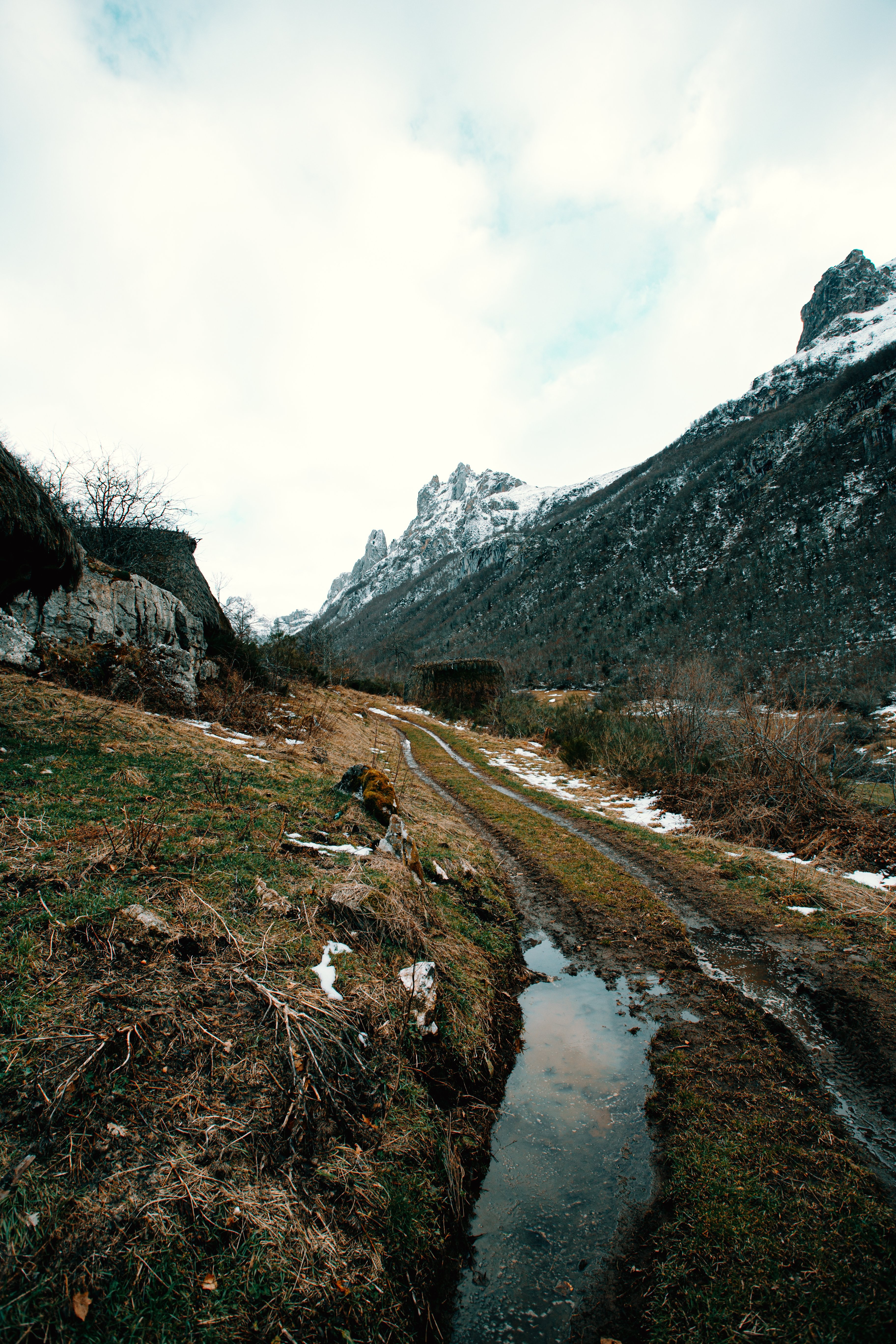 Huellas de neumáticos a lo largo de una foto de la ladera de la montaña