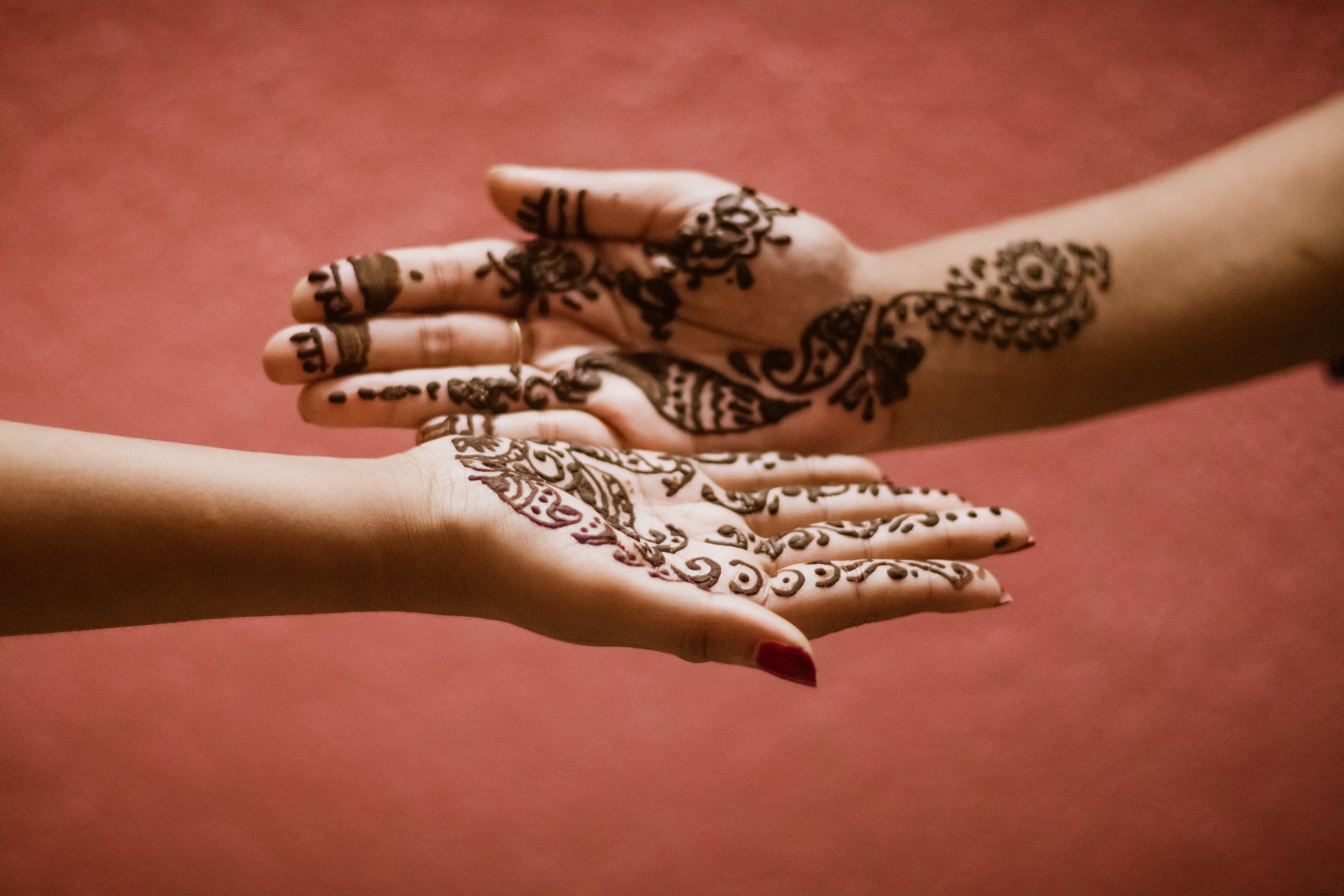 Desenhos de Mehndi na foto de uma pessoa com as palmas das mãos