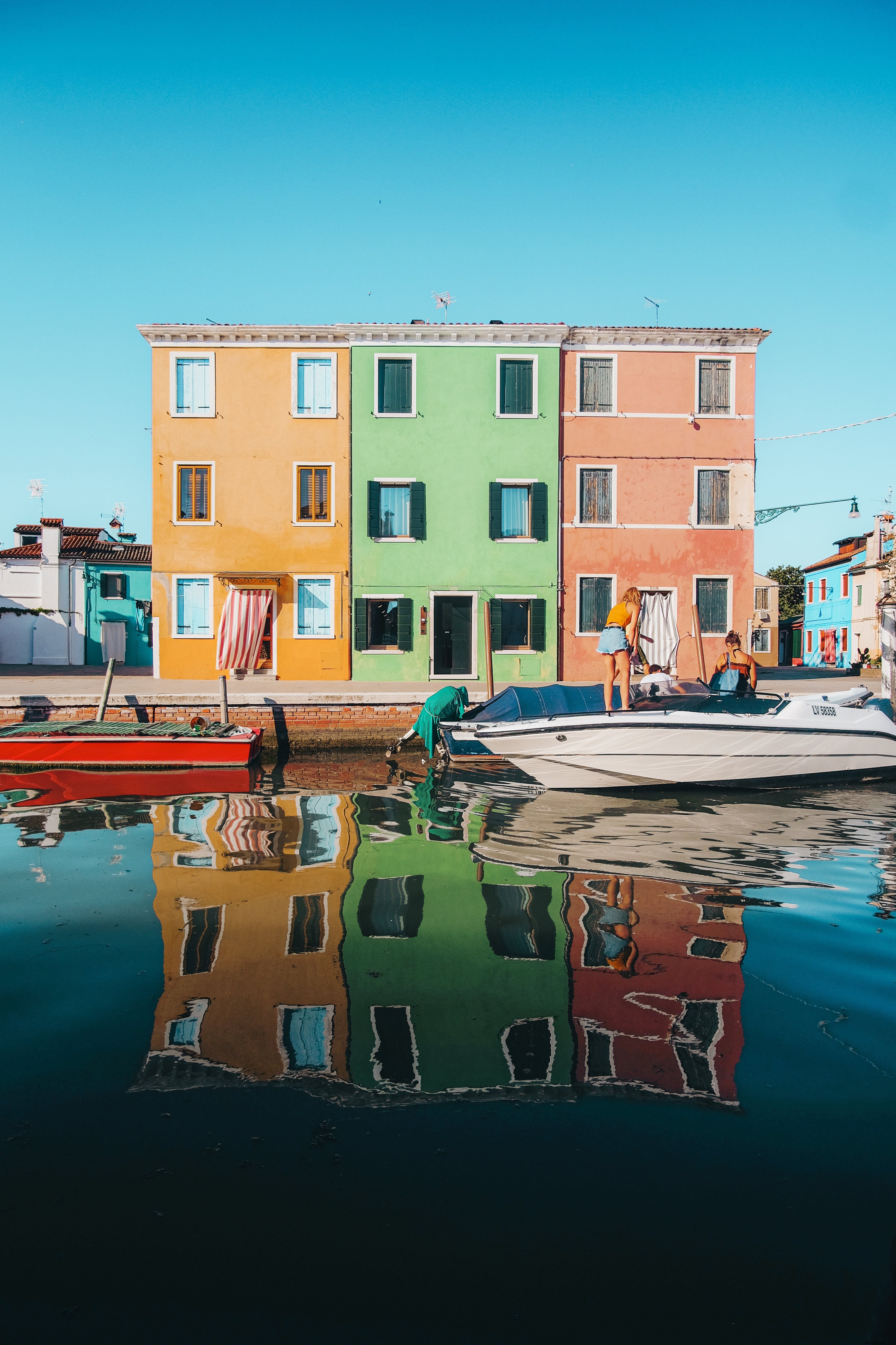 Tre edifici coordinati gialli, verdi e rossi foto