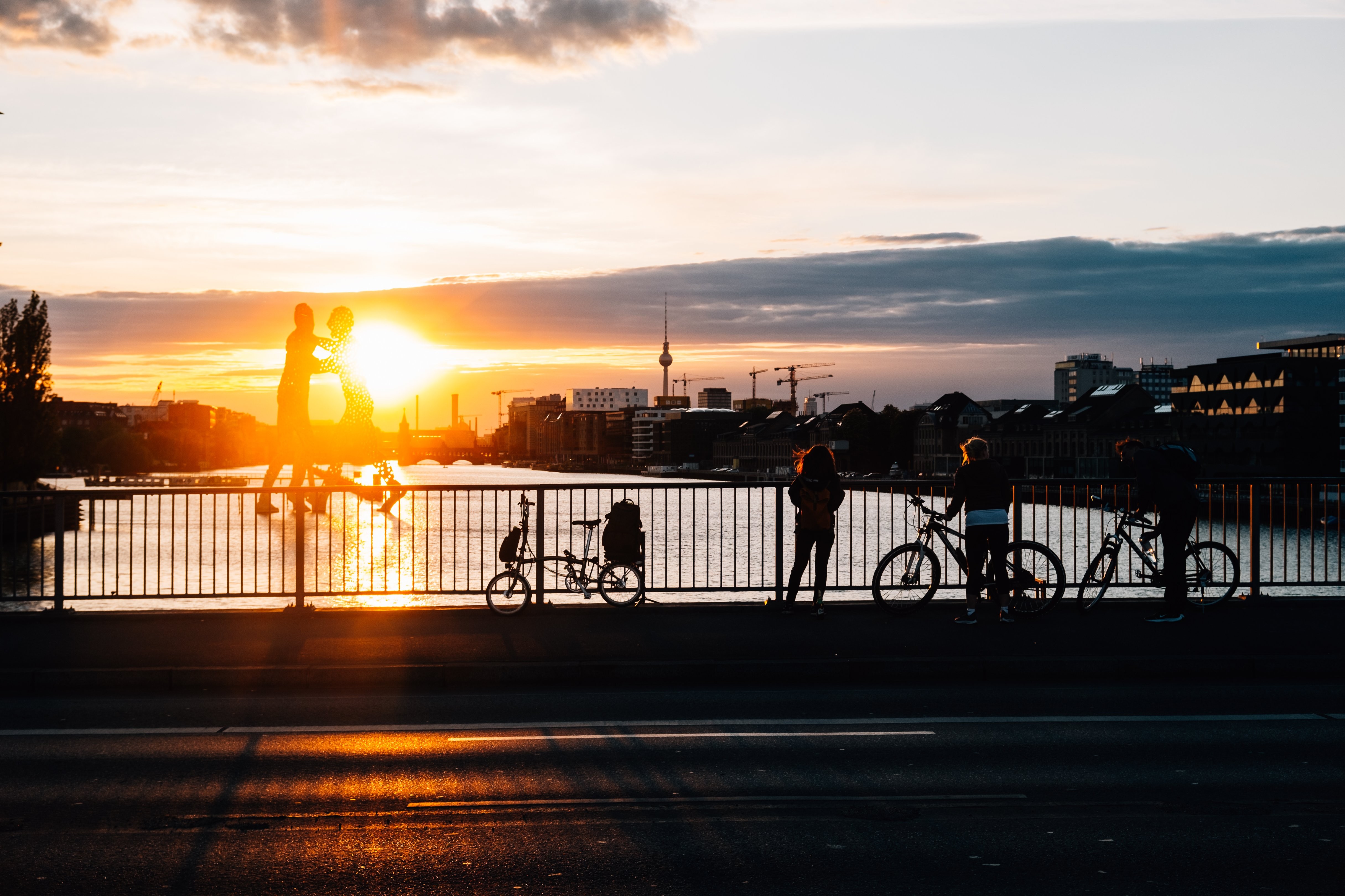 Viendo la foto de la puesta de sol sobre Berlín