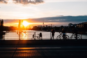 Menyaksikan Matahari Terbenam Di Atas Berlin Foto
