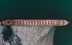 Foto de navio antigo criando uma barreira de gelo