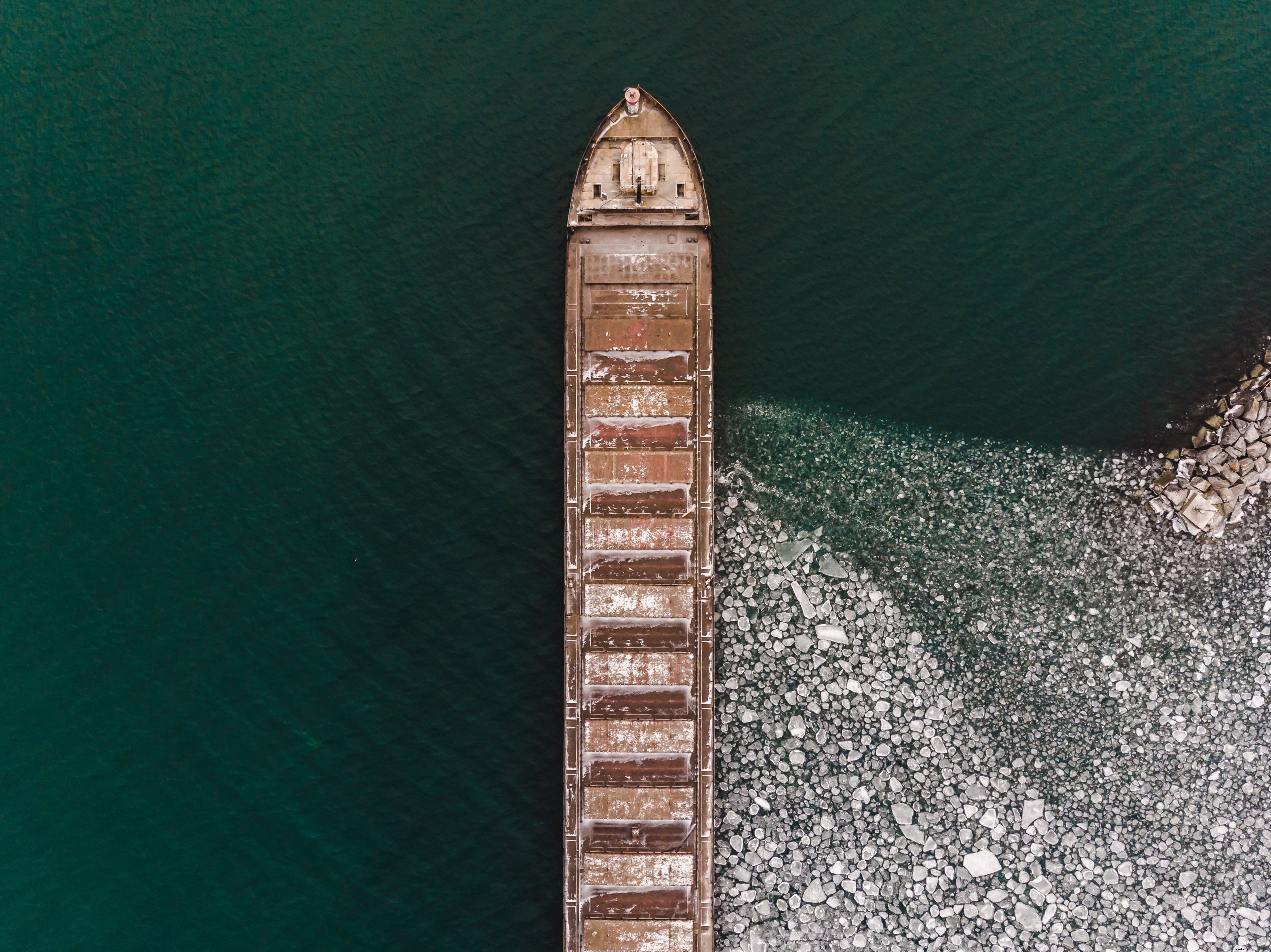 氷の水の写真でボートの空撮