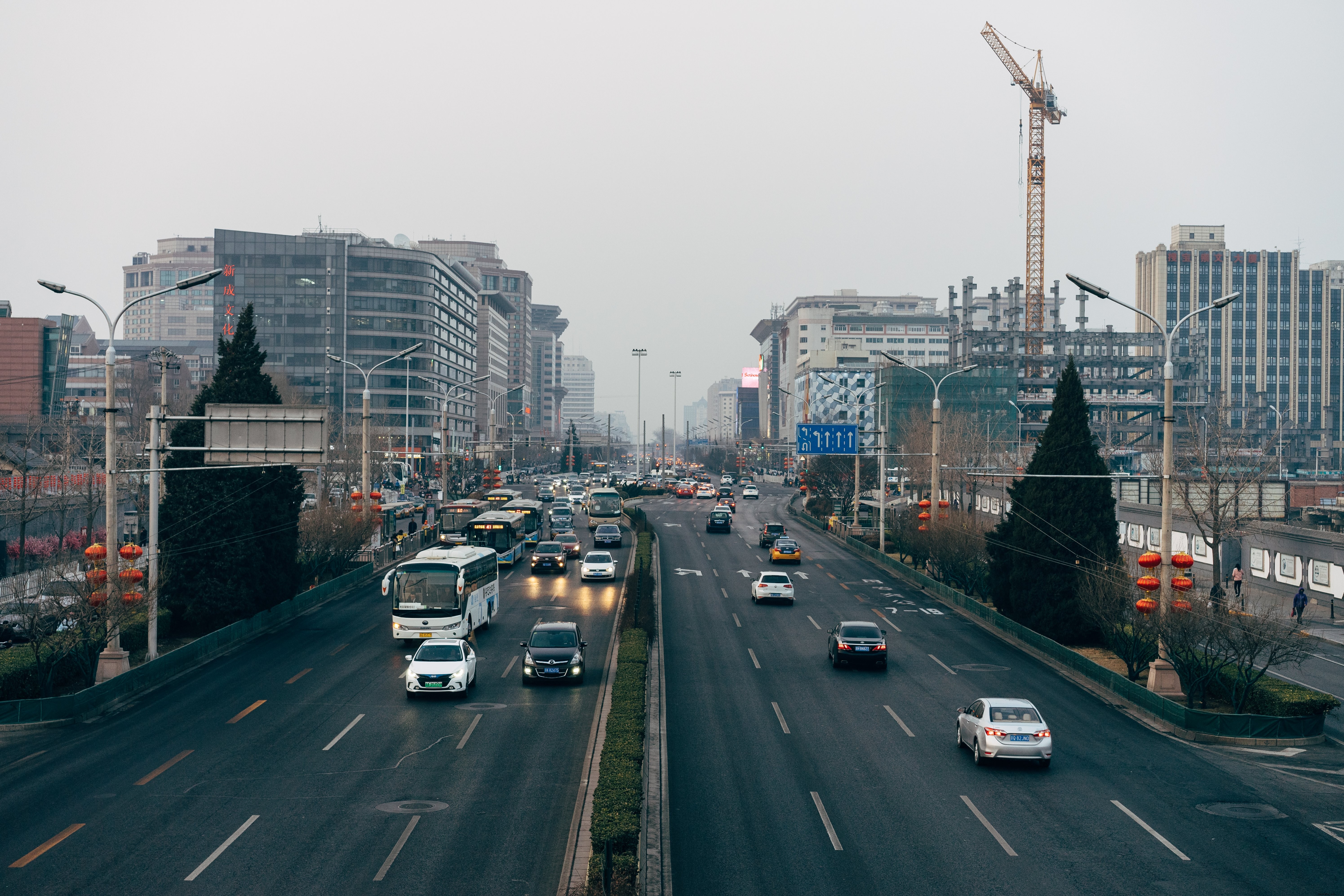 Foto dell autostrada a otto corsie della città trafficata