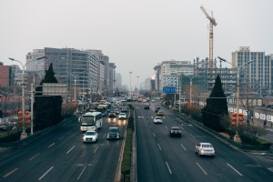 Foto dell autostrada a otto corsie della città trafficata