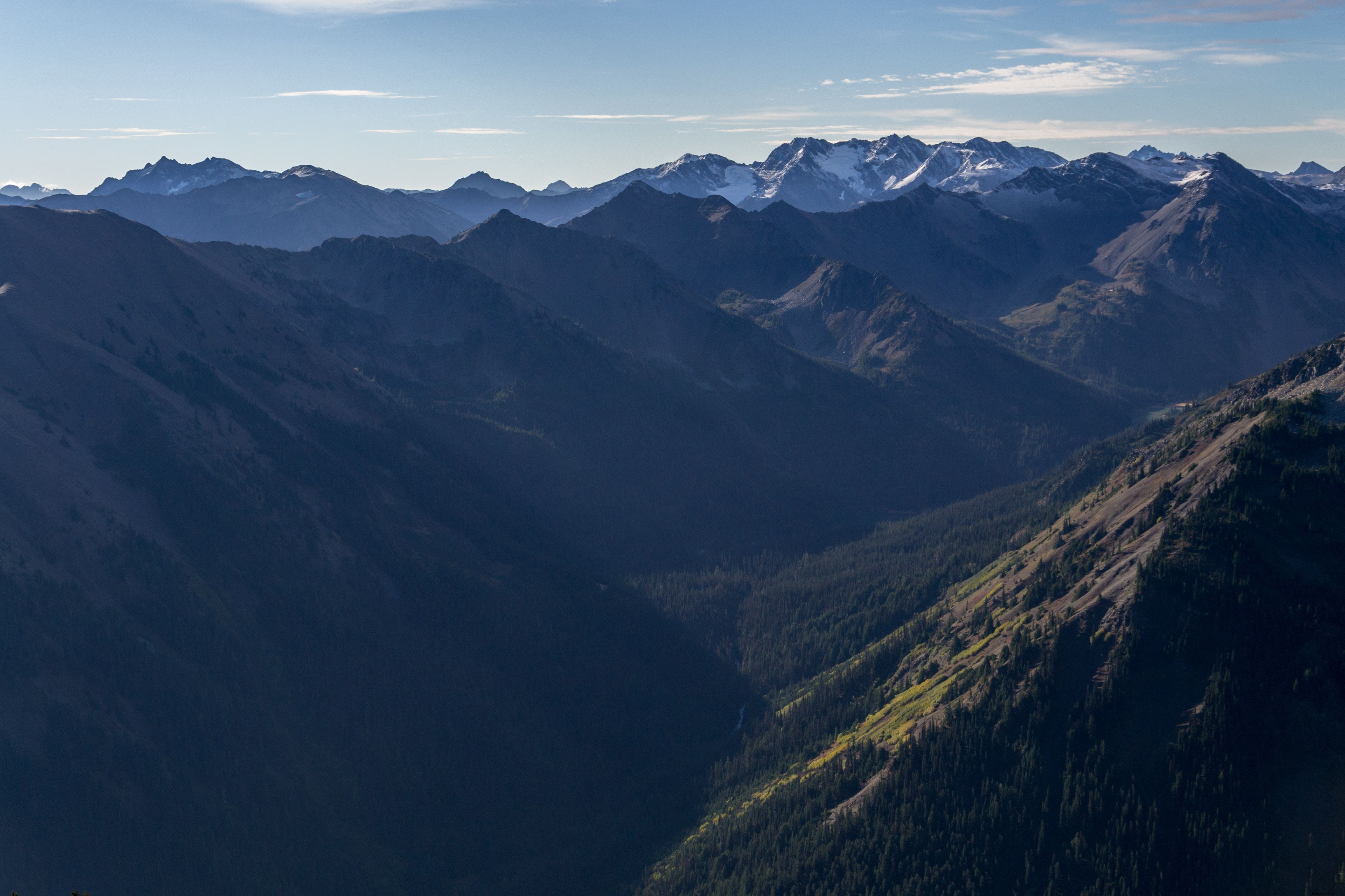 La lumière du soleil rebondit sur la photo des sommets des montagnes